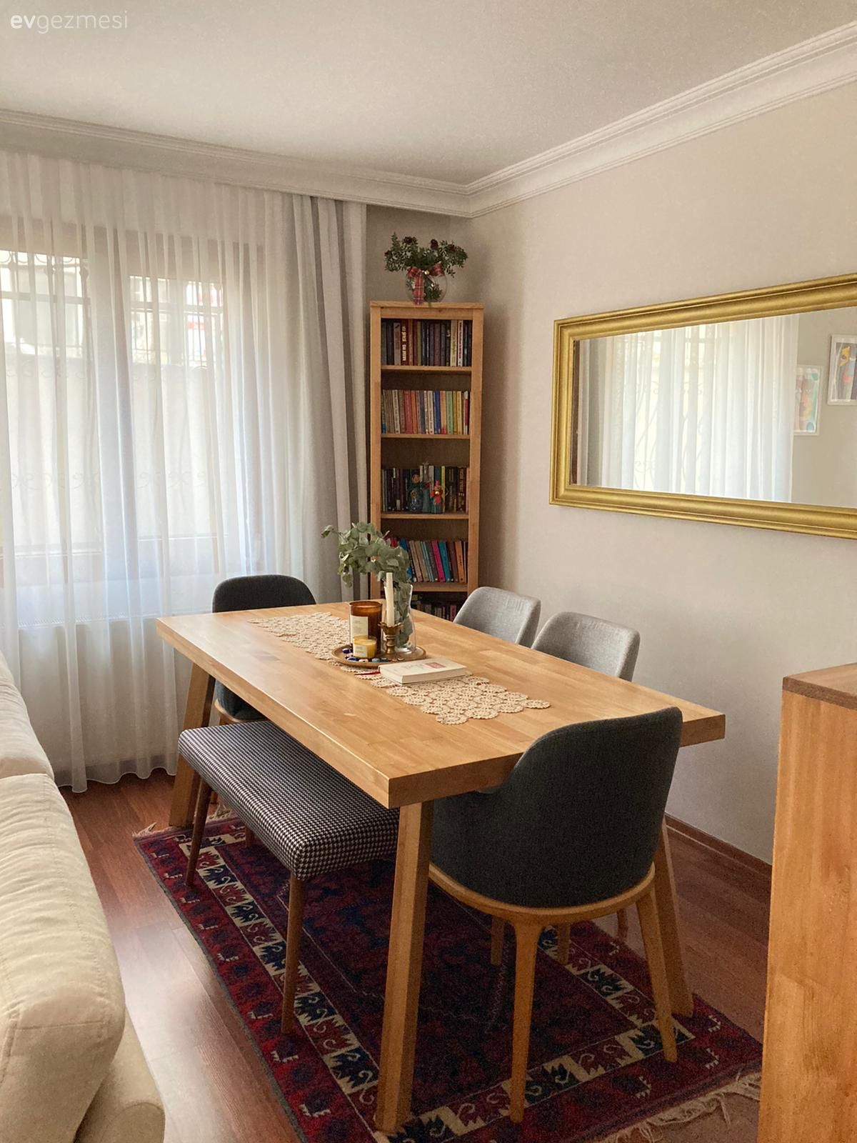 Yemek Odası, Eklektik, Gri, Siyah, Rustik, Kırmızı, El dokuma halı, Halı, Ayna, Kitaplık, Ahşap Mobilya, Ahşap masa, Beyaz, Tül perde, Perde