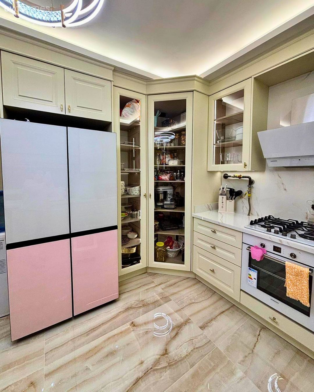 Mutfak, Country, Krem, Bej, Mutfak tezgahı, Shaker kapaklı dolaplar, Led aydınlatma, Aydınlatma, Davlumbaz, Ankastre, Kiler, Parke, Cam kapaklı dolap, Spot aydınlatma, Pembe