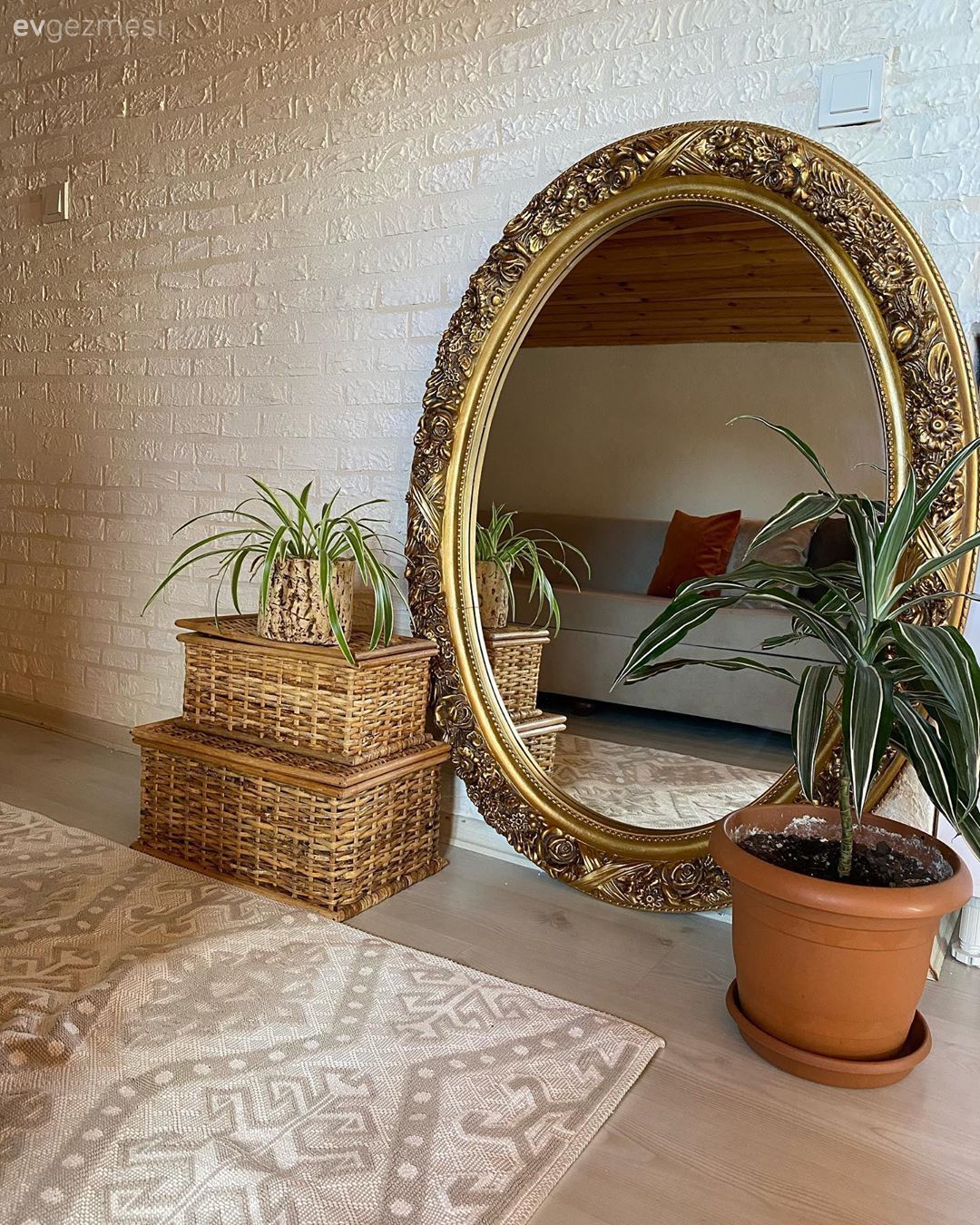 Taş duvar, Duvar dekorasyonu, Ayna, Yuvarlak ayna, Dekoratif ayna, Hasır, Ev bitkisi, Halı