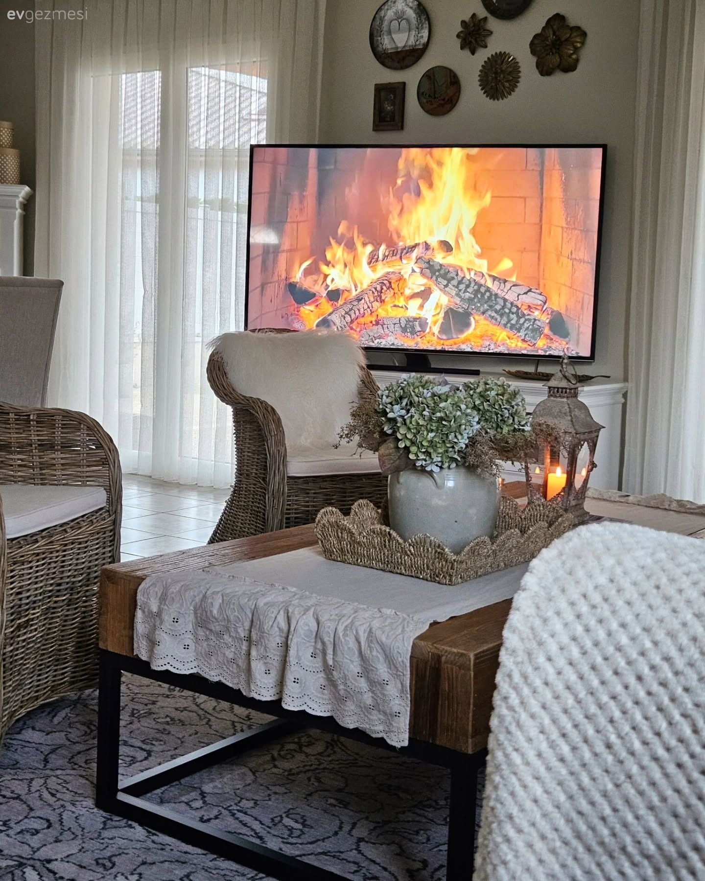 Orta sehpa, Sehpa, Masif ahşap, Berjer, Beyaz, Kırlent, Ev tekstili, Halı, Salon halısı, Tül perde, Perde, Vazo, Ev Aksesuar, Dekoratif Objeler