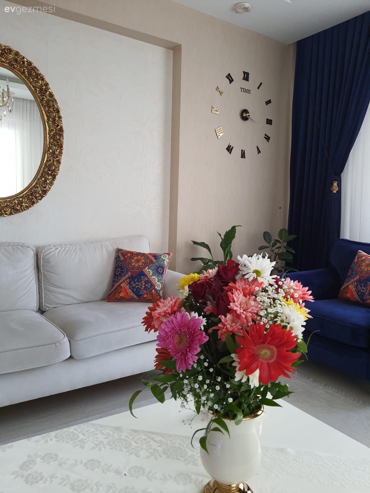 Salon, Modern, Beyaz, Parlament mavisi, Beyaz koltuk, Koltuk takımı, Berjer, Kırlent, Ev tekstili, Çiçekli desen, Desenler, Fon perde, Perde, Tül perde, Orta sehpa, Sehpa, Halı, Çiçekler, Vazo, Ev Aksesuar, Avize, Aydınlatma, Ayna