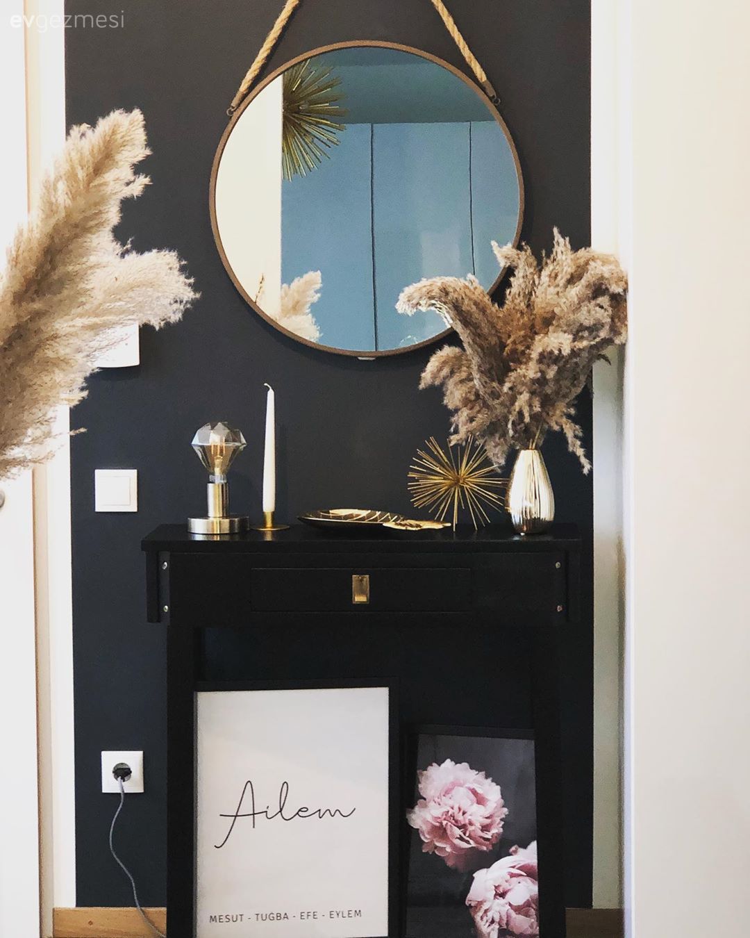 Antre, Beyaz, Siyah, Siyah duvar, Altın, Dresuar, Yuvarlak ayna, Dekoratif ayna, Vazo, Ev Aksesuar, Şamdan, Mumluk, Tablo, Duvar dekorasyonu