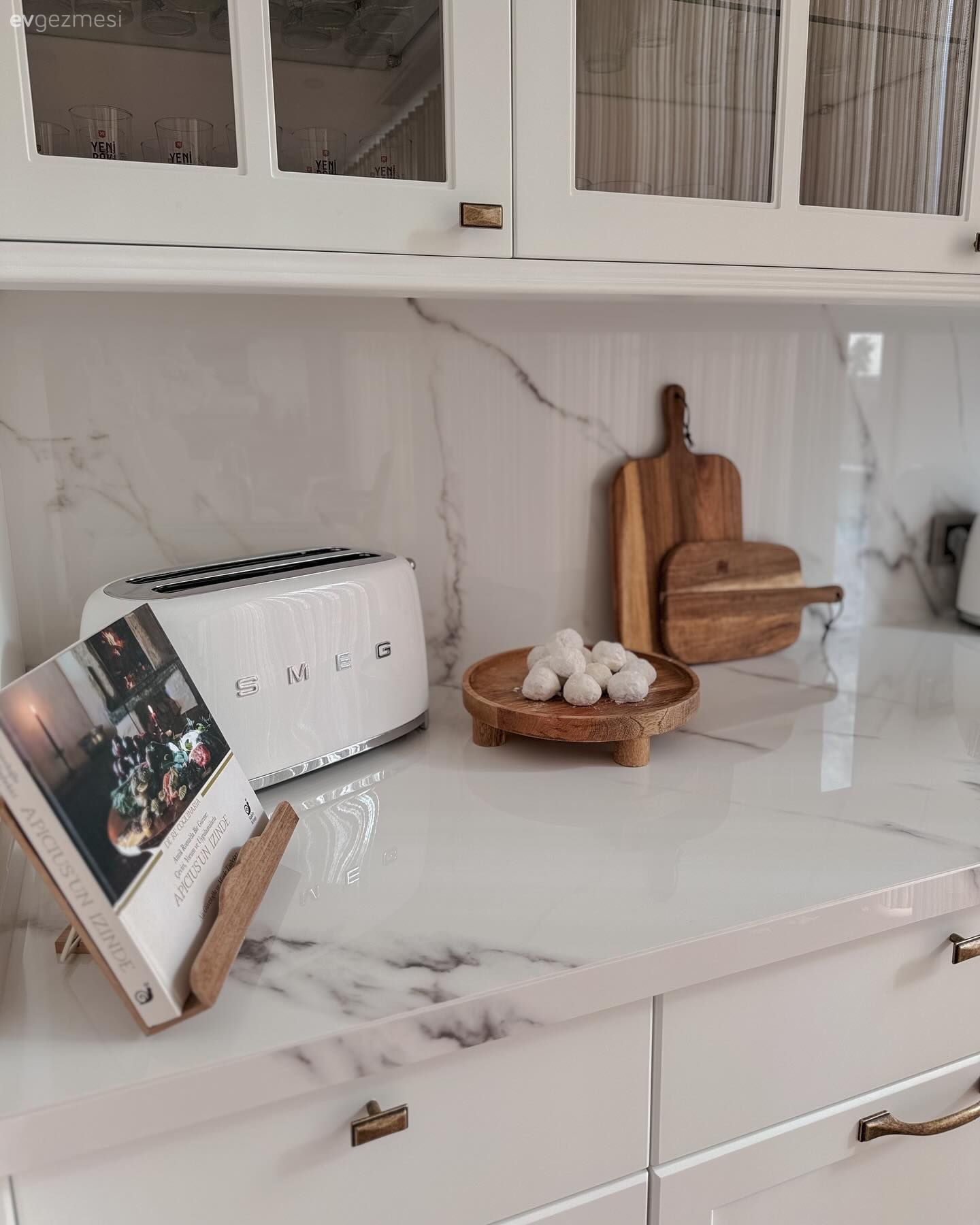 Beyaz, Porselen tezgah, Shaker kapaklı dolaplar, Mutfak, Mutfak aksesuarları, Cam kapaklı dolap