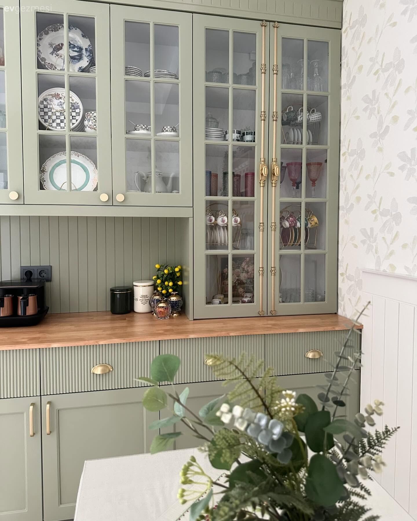Yeşil, Kahve köşesi, Ahşap Mobilya, Cam kapaklı dolap, Lambri, Duvar dekorasyonu, Mutfak aksesuarları, Mutfak, Duvar çıtalama
