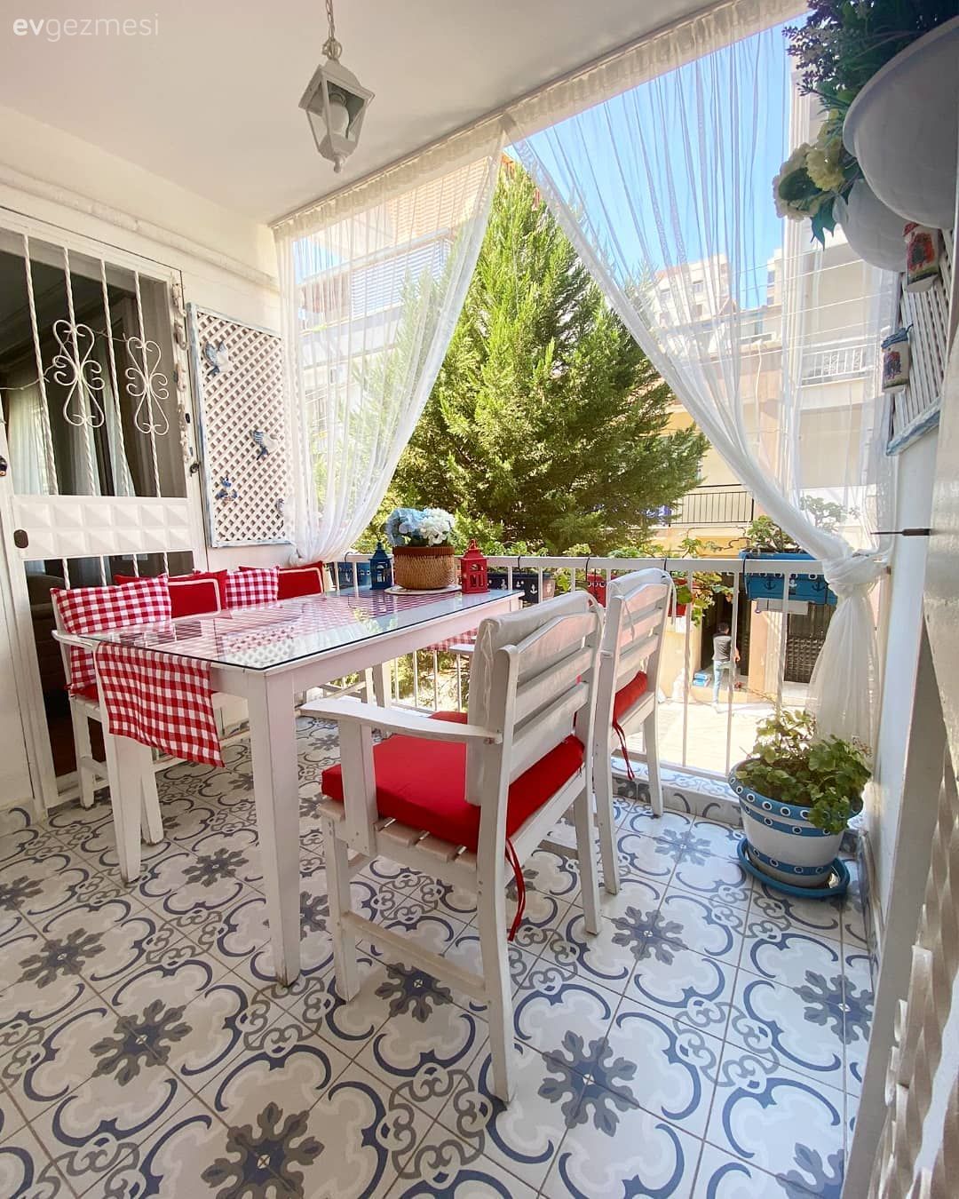 Güneş Alan Balkona Gölgelik Alan Sağlamanın Farklı Yolları!