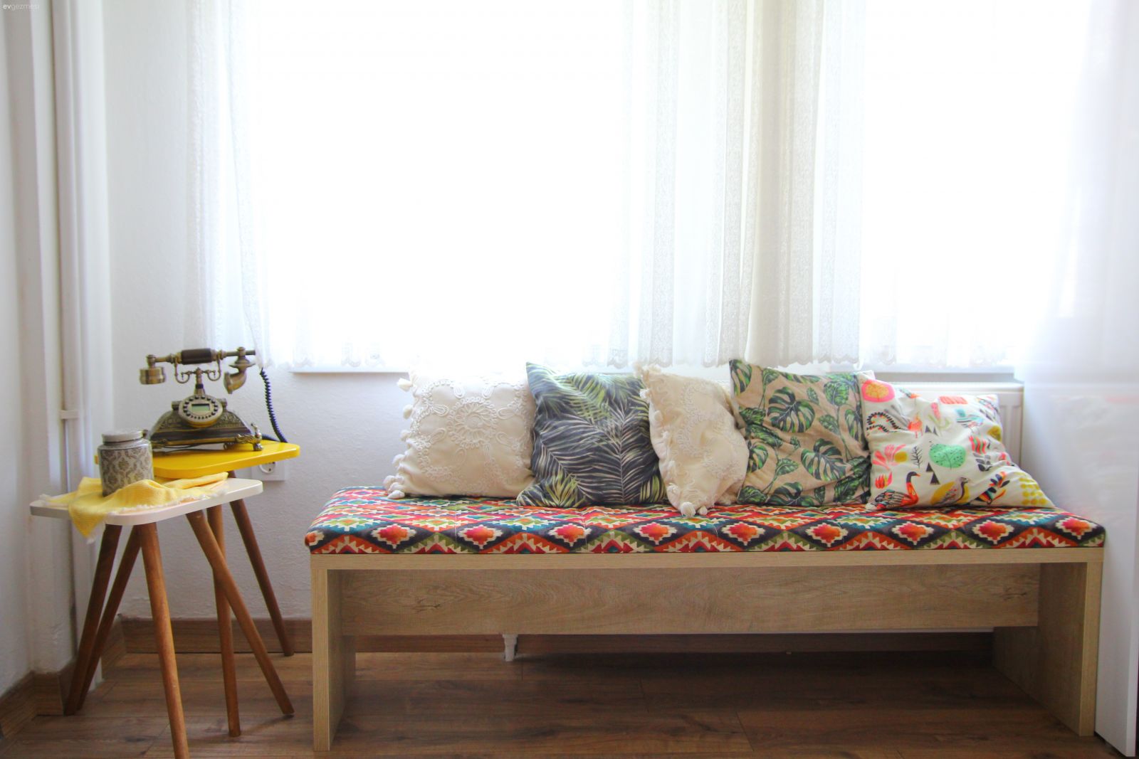 Sedir, Kırlent, Ev tekstili, Desenler, Sehpa, Tül perde, Perde