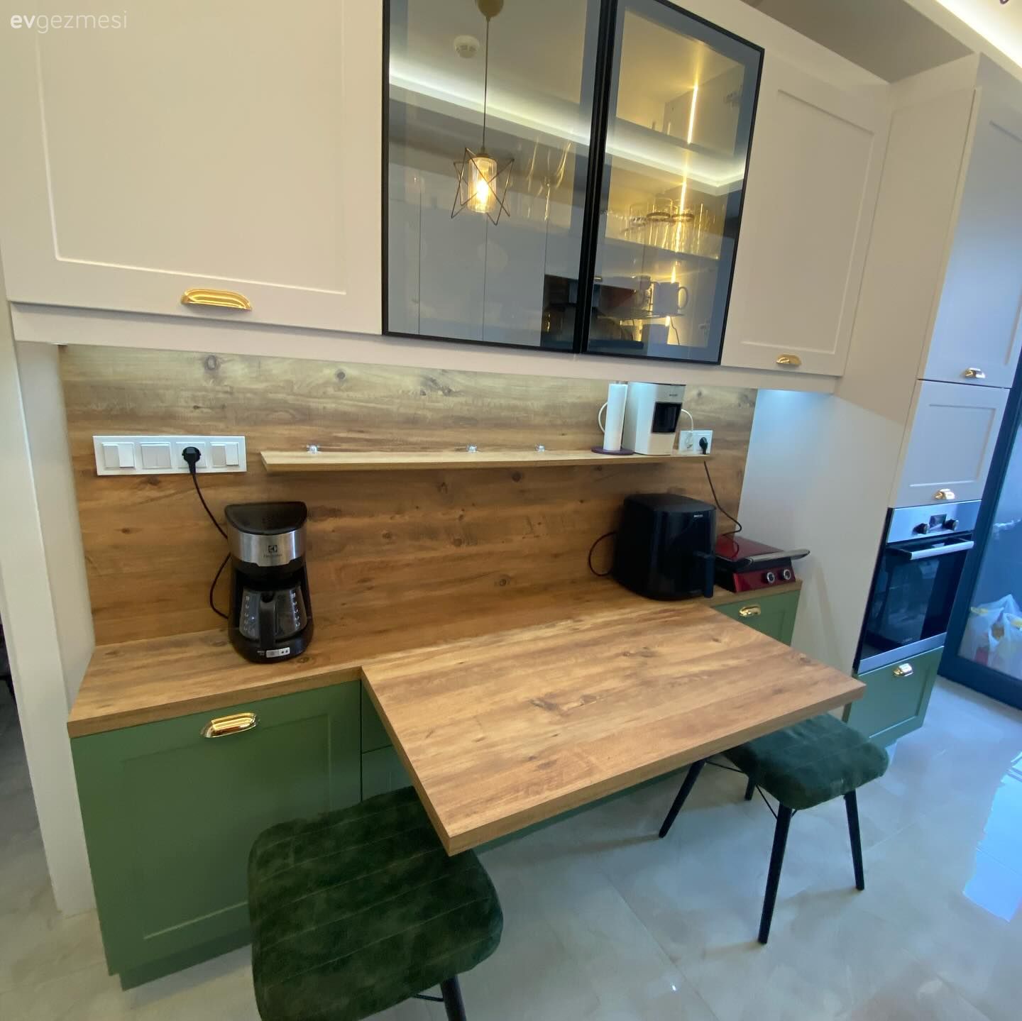 Mutfak, Country mutfak, Beyaz, Yeşil, Mutfak tezgahı, Mutfak tezgah arası, Cam kapaklı dolap, Led aydınlatma, Aydınlatma