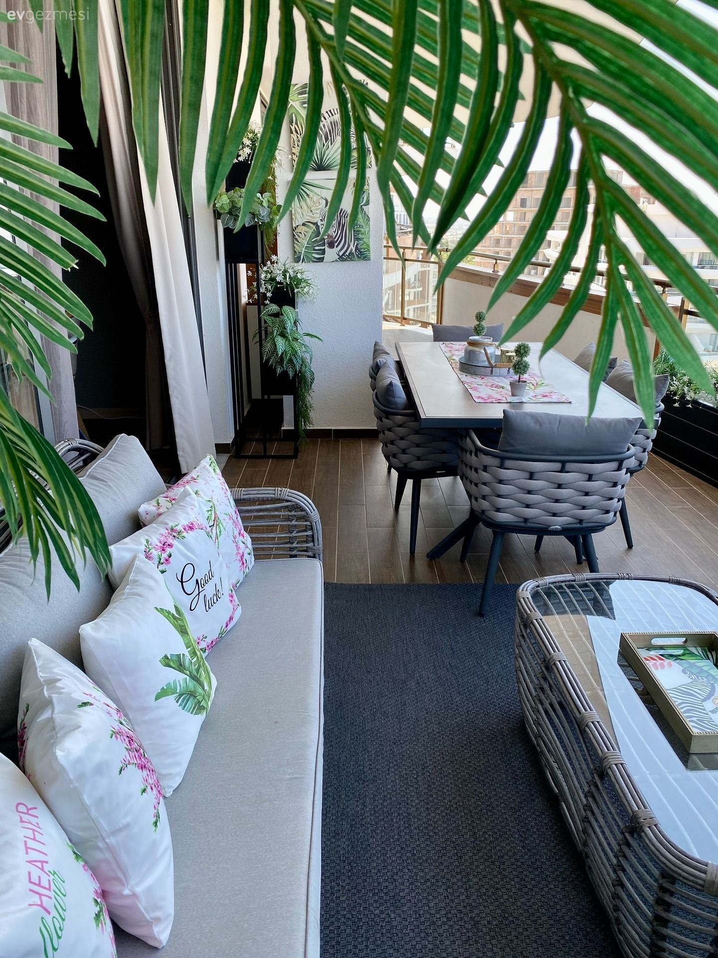 Bu Büyük Balkonu Bırakıp Evin İçine Girmek Pek Kolay Değil