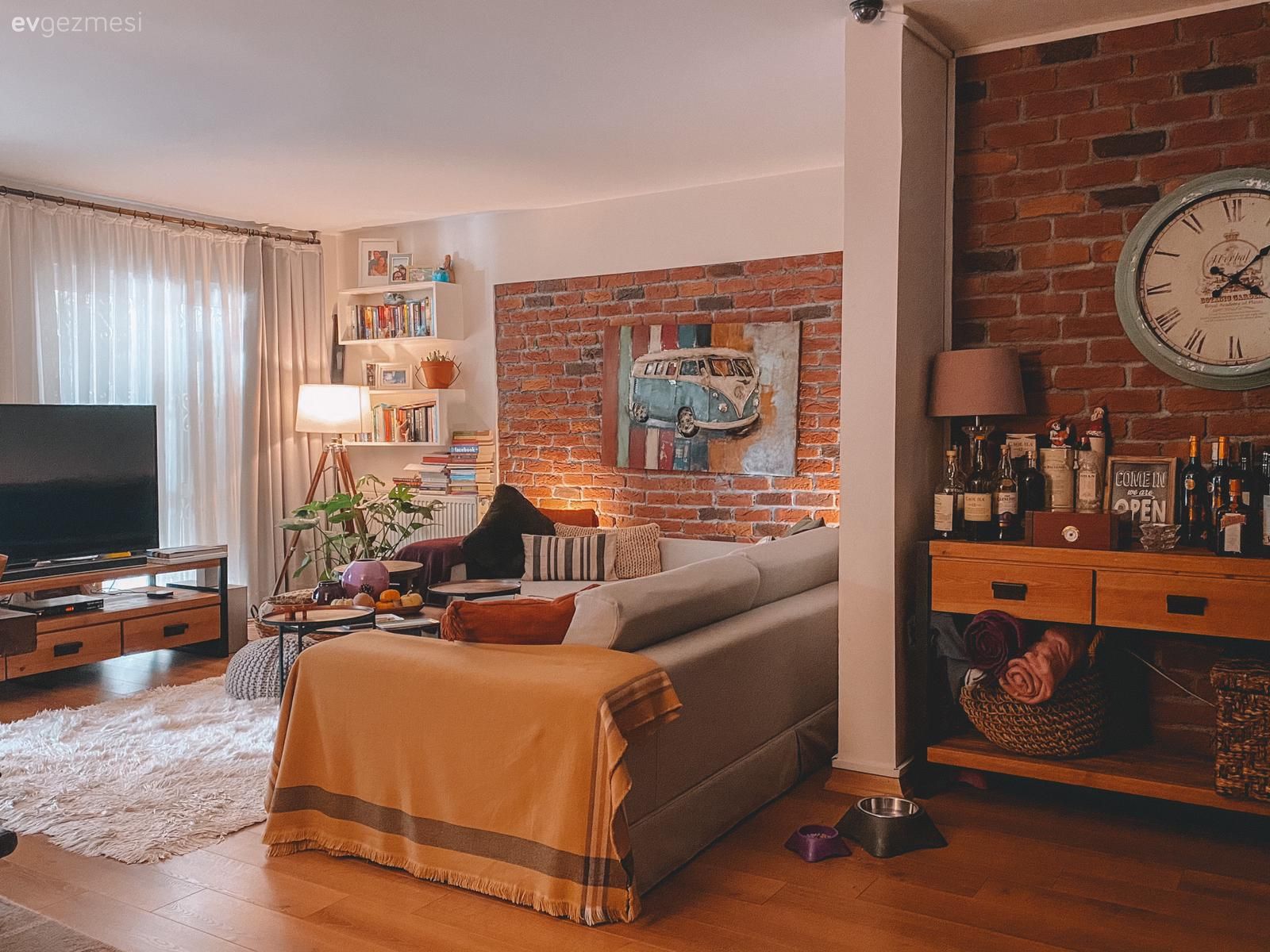 Salon, Modern rustik, Taş duvar, Duvar dekorasyonu, Tablo, Beyaz, Krem, Bej, Köşe koltuk, Koltuk takımı, Halı, Lambader, Aydınlatma, Tül perde, Perde, Kırlent, Ev tekstili, Parke, Abajur, Dekoratif Objeler