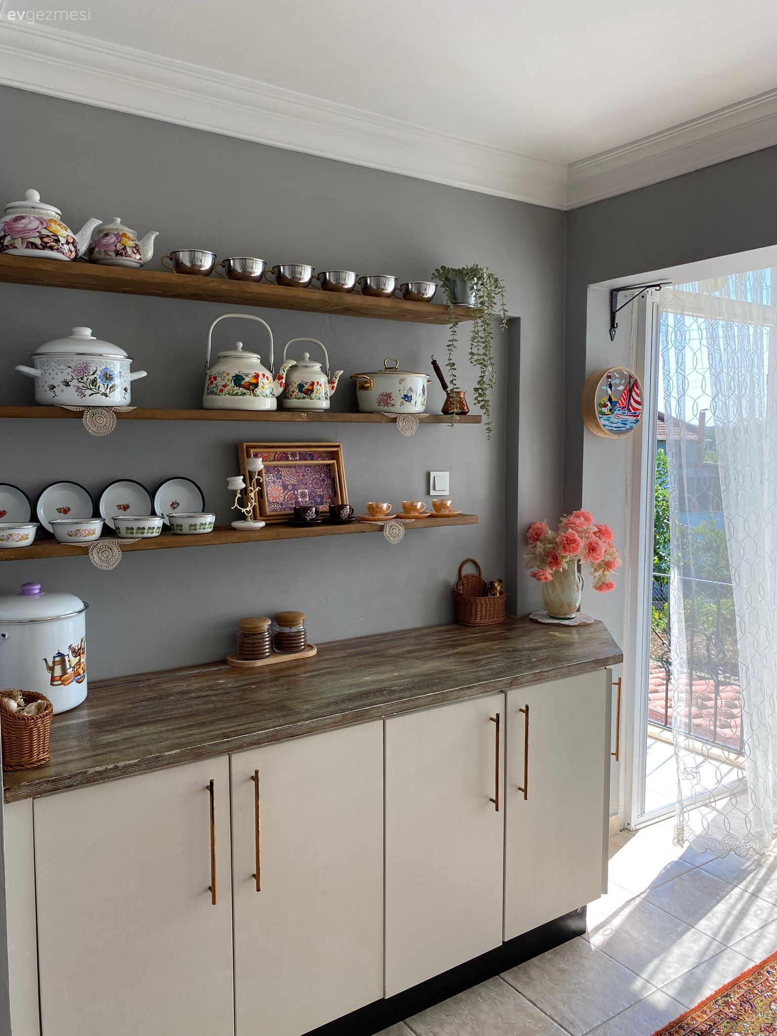 Kahve köşesi, Beyaz, Mutfak rafı, Mutfak, Mutfak aksesuarları, Mutfak halısı, Mutfak perdesi