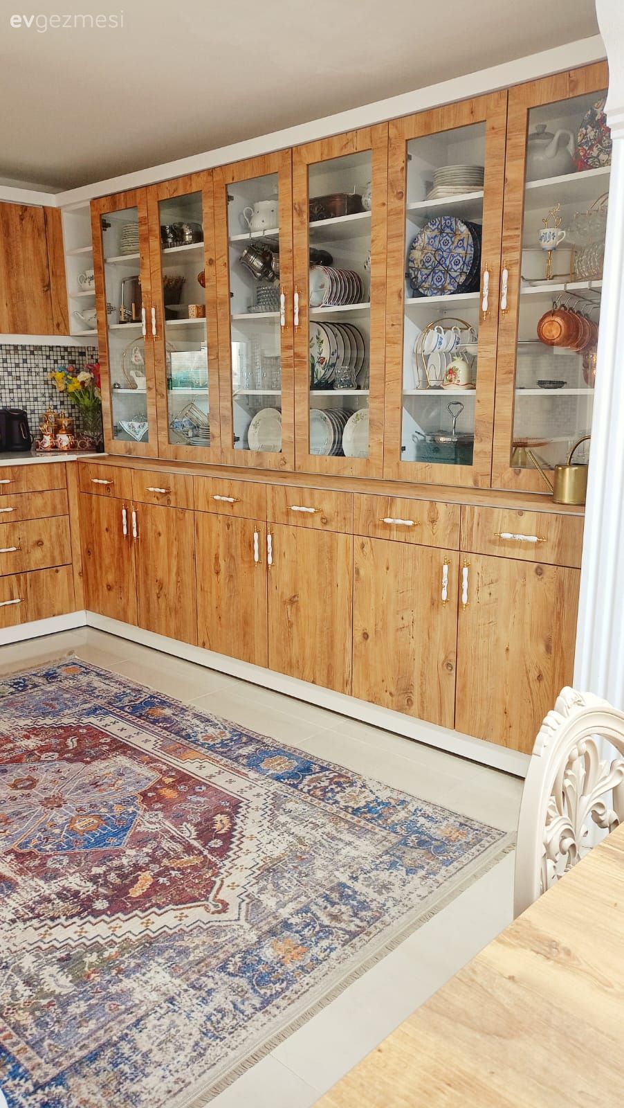 Rustik mutfak, Mutfak, Ahşap Mobilya, Cam kapaklı dolap, Mutfak aksesuarları, Mutfak halısı