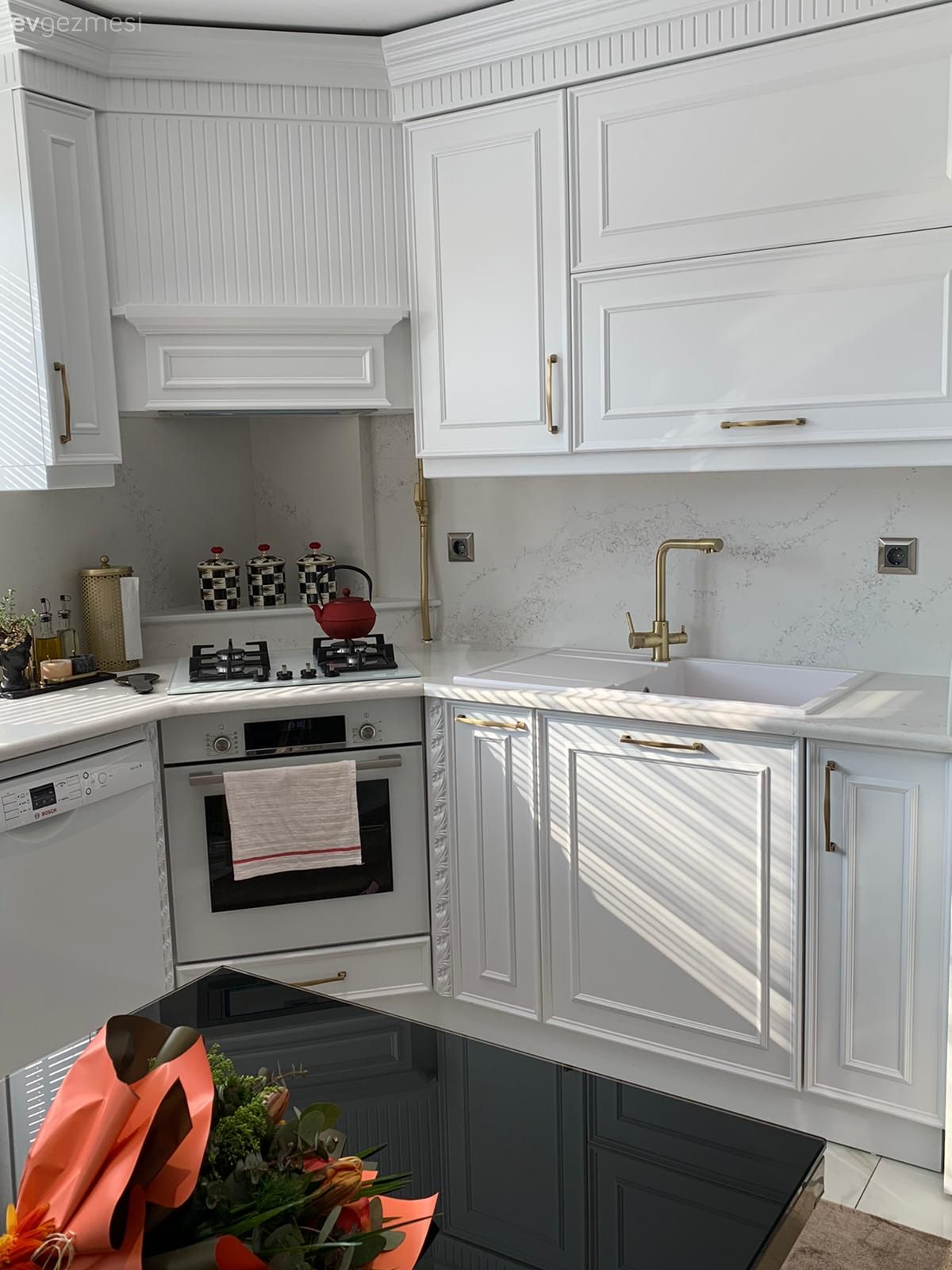 Mutfak, Beyaz, Siyah, Altın, Beyaz mutfak, Mutfak tezgahı, Mutfak tezgah arası, Tezgah arası seramik, Mutfak perdesi, Mutfak rafı, Mutfak halısı