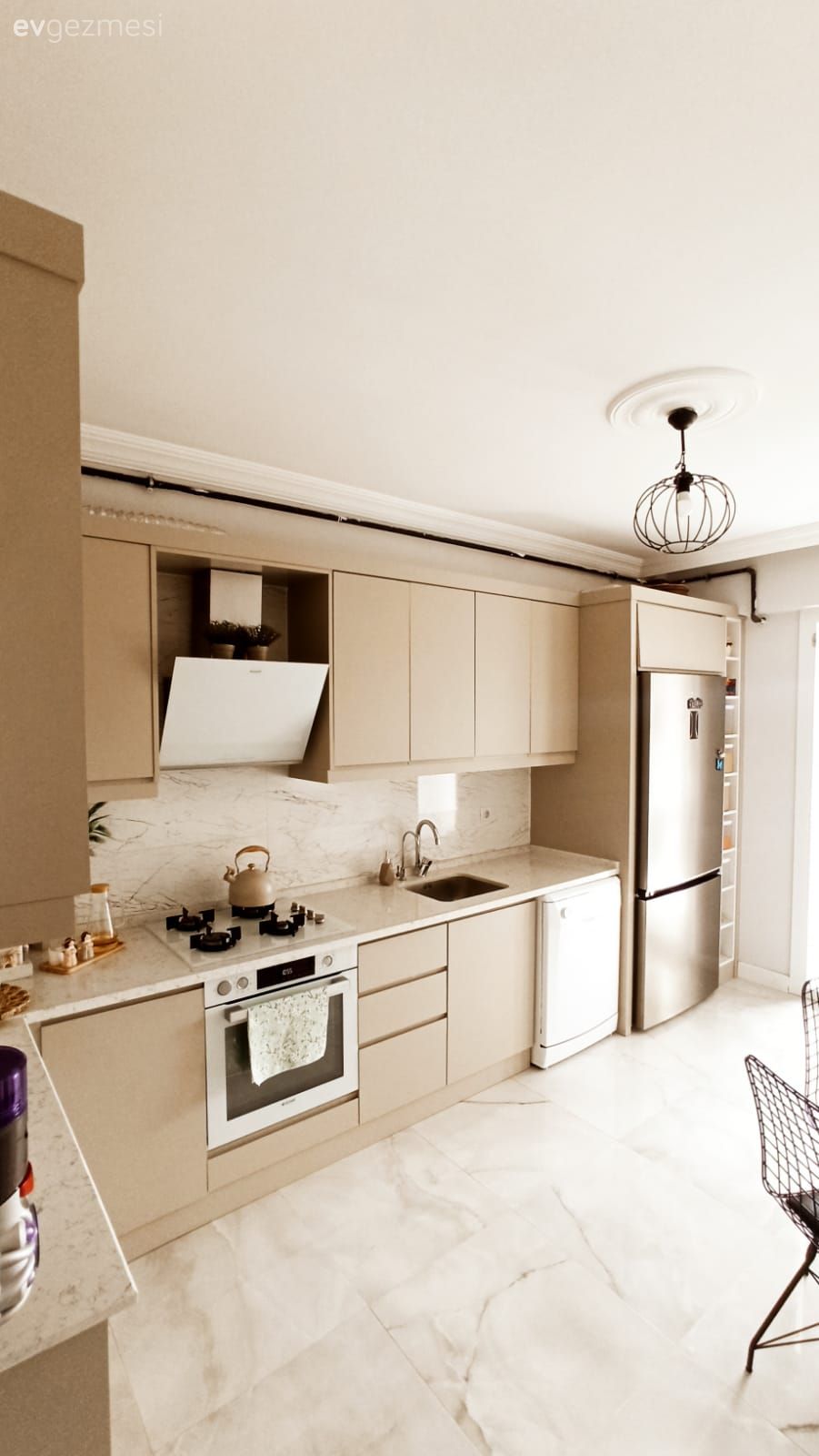 Mutfak, Capuccino mutfak, Krem, Bej, Mutfak tezgahı, Mutfak tezgah arası, Davlumbaz, L-tipi mutfak, Tezgah arası doğal taş, Mutfak aksesuarları, Mutfak zemin seramikleri
