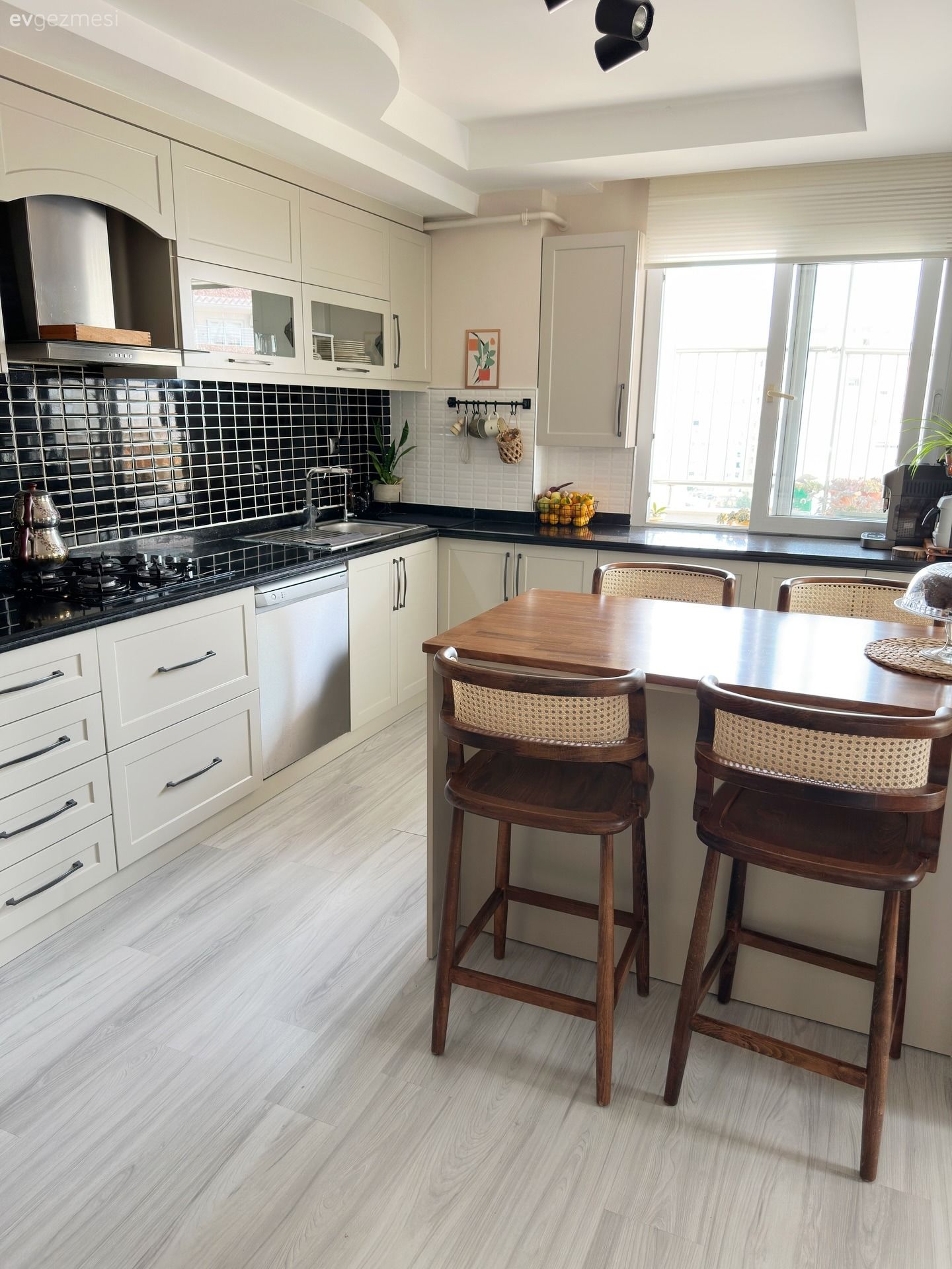 Kırmızı Dolaplarla Vedalaşan Bu Mutfak Ferahlığa Adım Atmış