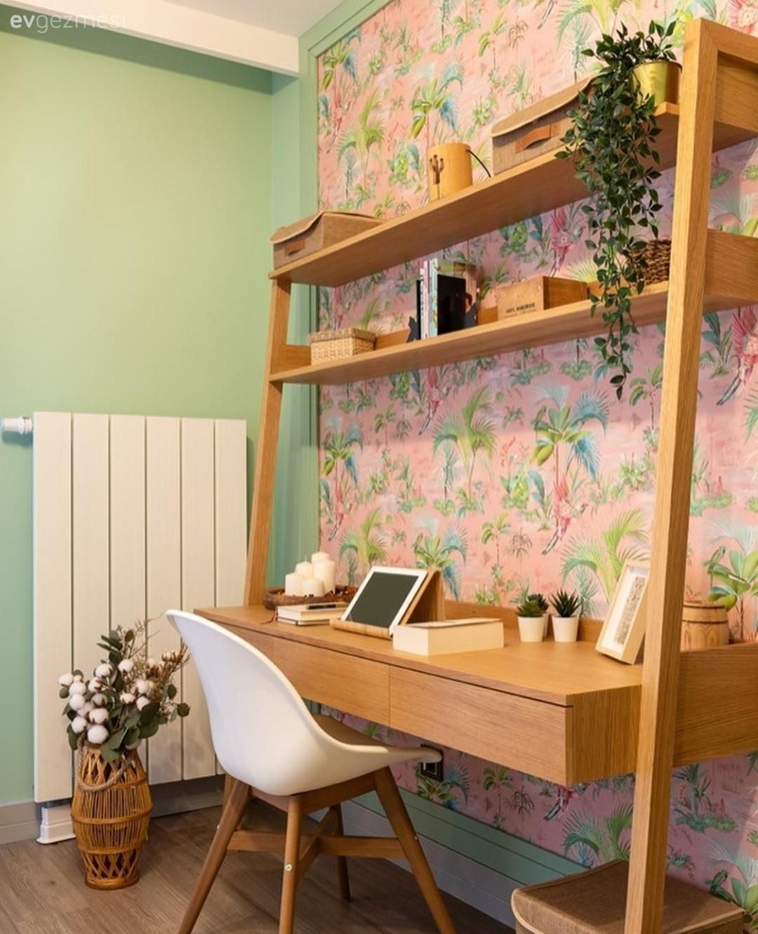 Oturma Odası, Yeşil duvar, Çalışma masası, Sandalye, Çiçekli desen, Desenler, Duvar kağıdı, Duvar dekorasyonu, Pembe, Vazo, Ev Aksesuar, Ev bitkisi