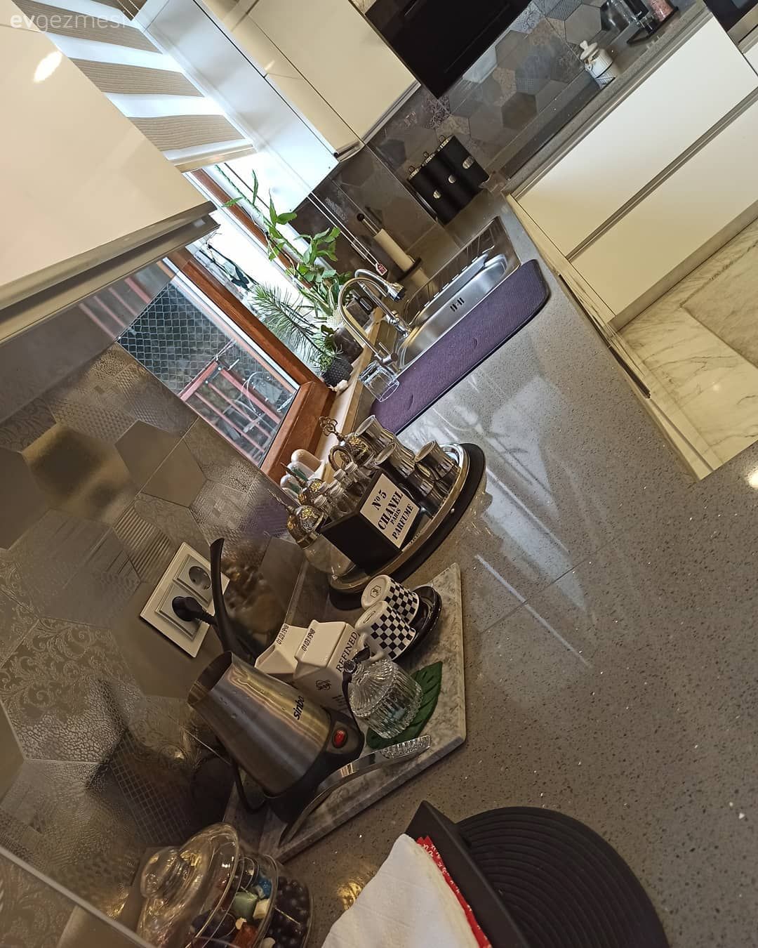 Amerikan Mutfak, Mutfak, Gri, Beyaz, Zemin seramikleri, Sandalye, Tezgah arası seramik, Mutfak tezgah arası, Mutfak Avize Modelleri, Perde, Zebra Perde, Kulpsuz mutfak dolabı, Davlumbaz, Mutfak tezgahı