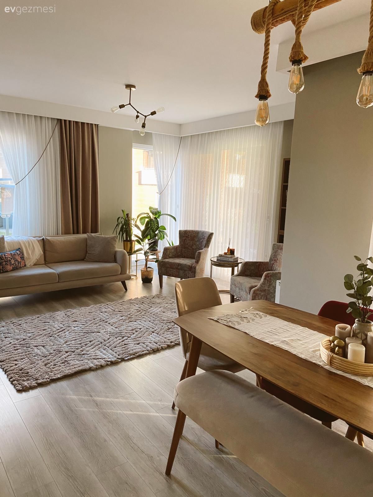 Salon, Bohem Dekorasyon, Modern, Krem, Bej, Koltuk takımı, Ahşap Mobilya, Ev bitkisi, Halı, Salon halısı, Kırlent, Ev tekstili, Fon perde, Perde, Berjer, Saksı, Sandalye, Yemek masası, Rustik Aydınlatma, Kahverengi