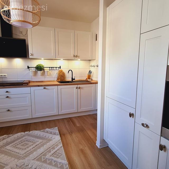 Mutfak, Beyaz, İskandinav, Beyaz ve ahşap mutfak, Ahşap mutfak tezgahı, Mutfak tezgahı, Mutfak tezgah arası, Tezgah arası seramik, Metro seramik, Seramik, Parke, Mutfak halısı, Davlumbaz, Mutfak Avize Modelleri, Mutfak aksesuarları