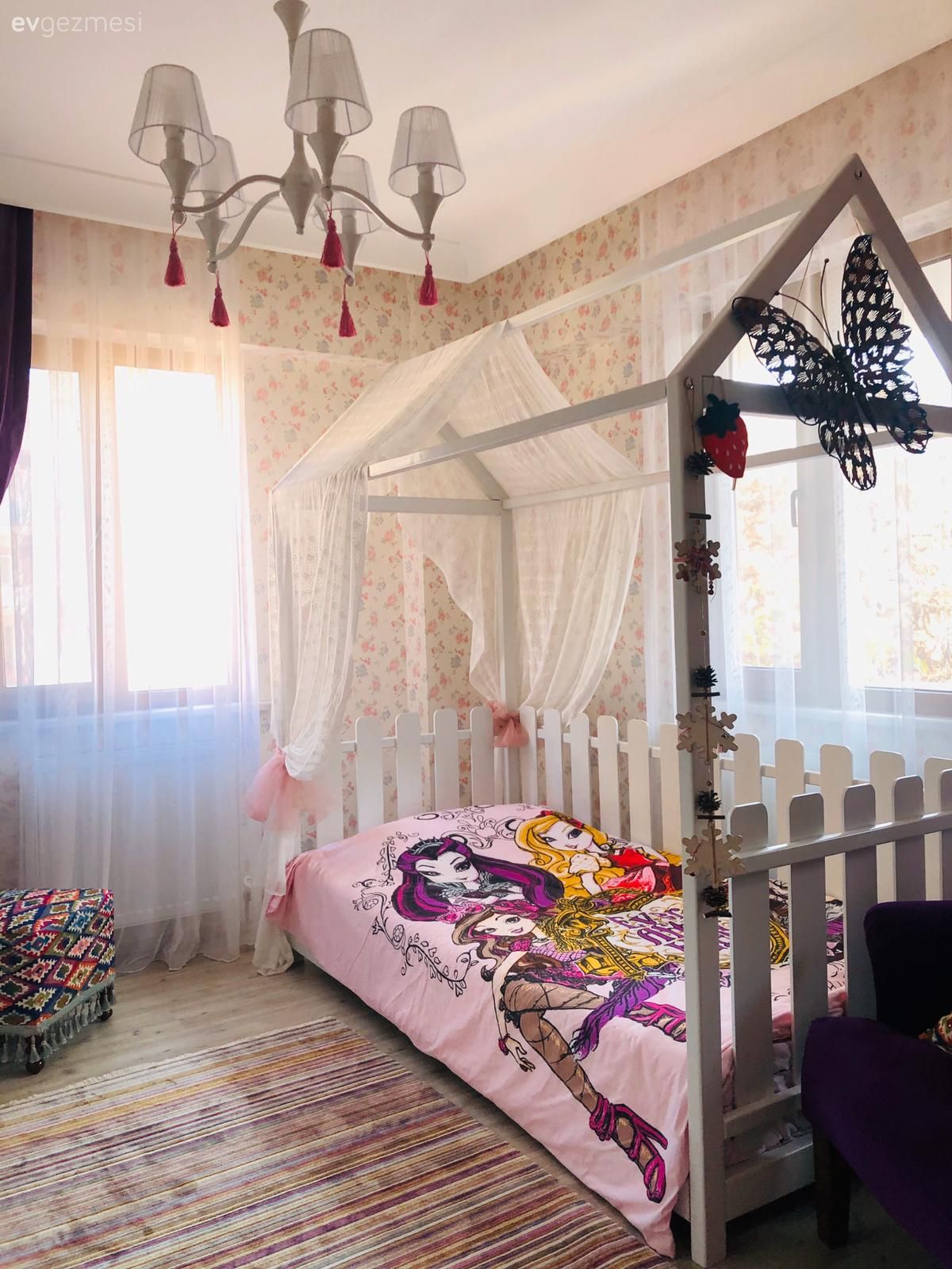 Çocuk Odası, Beyaz, Pembe, Mor, Halı, Çocuk odası halısı, Avize, Aydınlatma, Çocuk odası aydınlatması, Tül perde, Perde, Fon perde