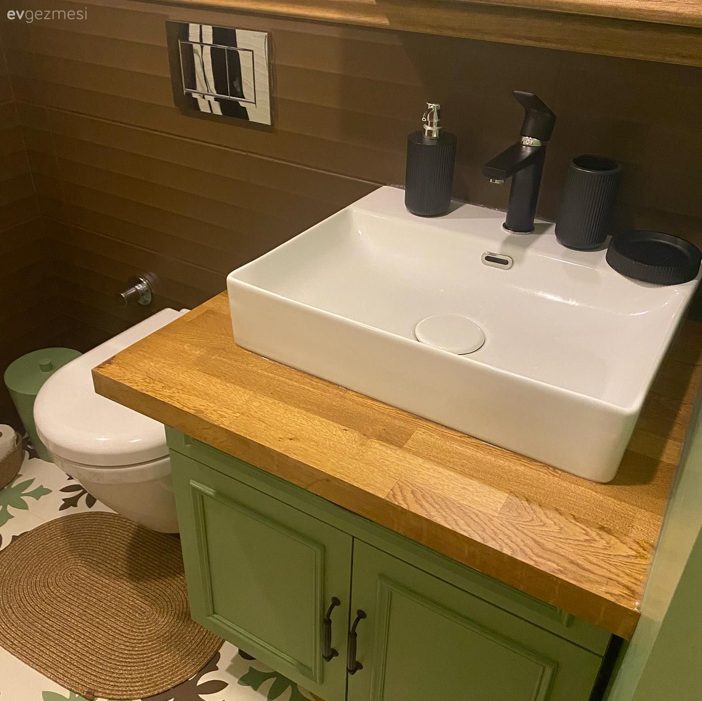 Yeşil ve Kahverengiyle Yenilenen Bu Banyo Adeta Doğanın Yansıması!