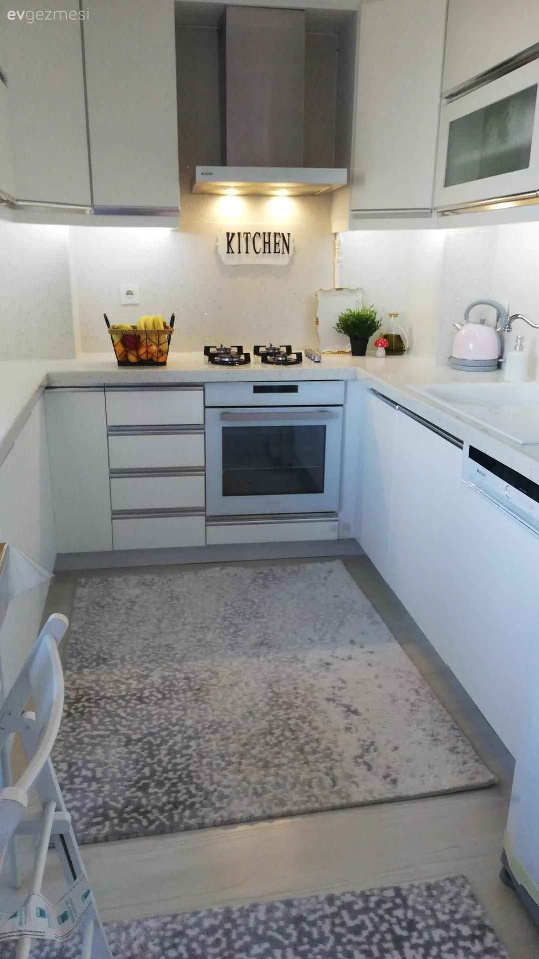 Mutfak, Küçük mutfak dekorasyonu, Mutfak tezgahı, Mutfak tezgah arası, Beyaz, Beyaz mutfak, Metro seramik, Seramik