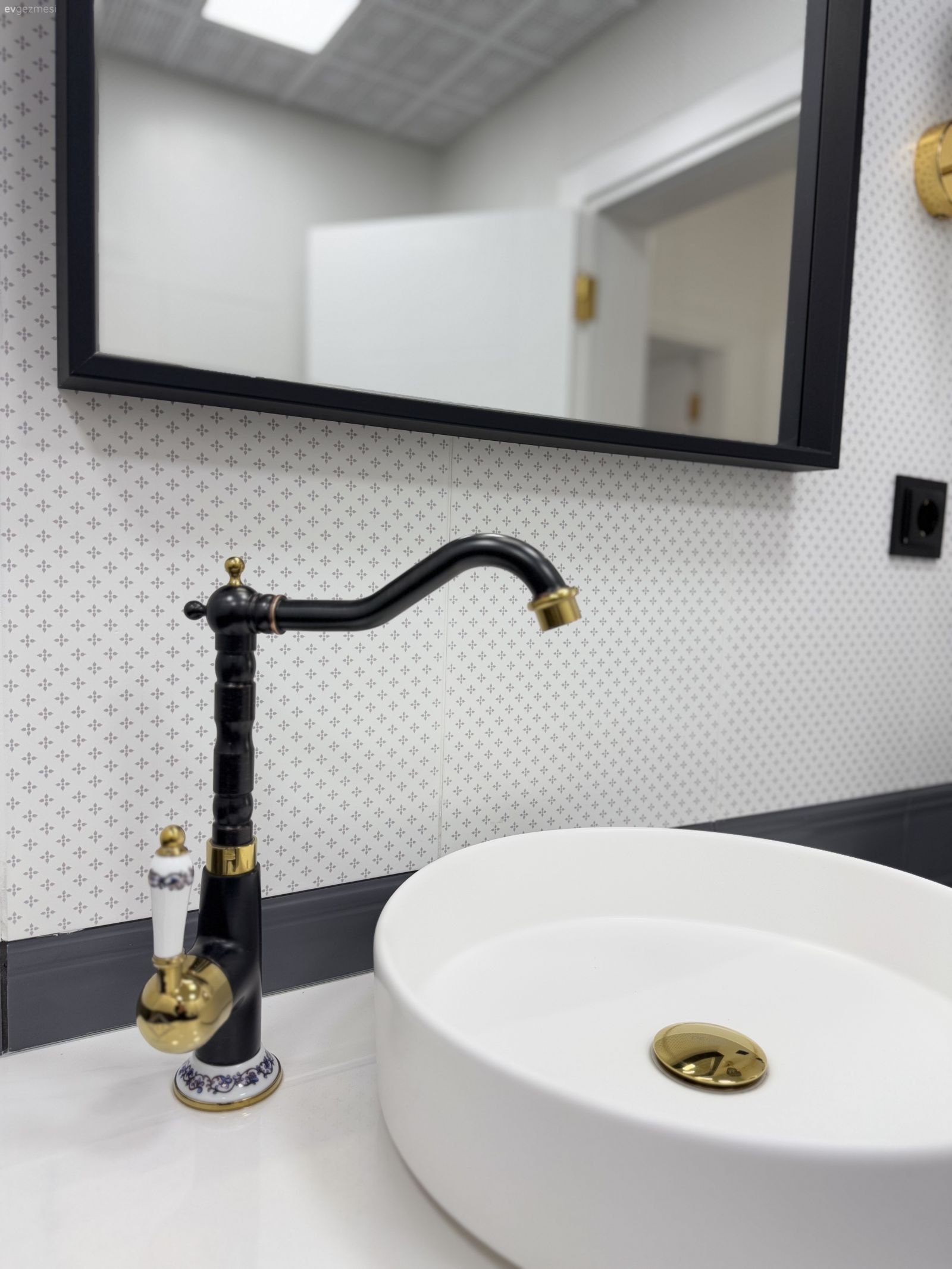 Bu Evdeki Misafir Banyosu Pek Bir Gösterişli