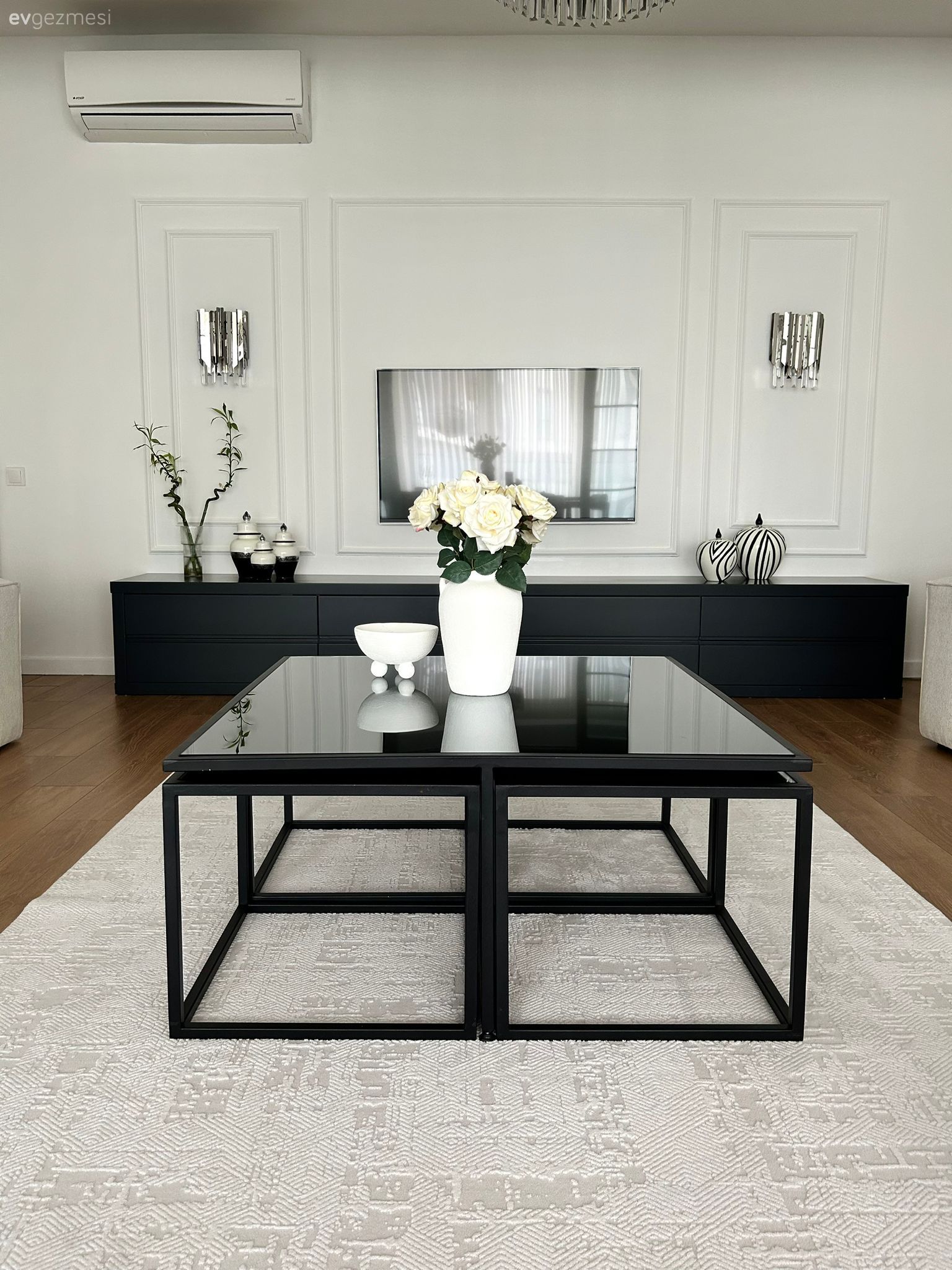 Beyaz ve Siyahı Baş Tacı Eden Bu Ev Zamansız Bir Görünüm Sunuyor!