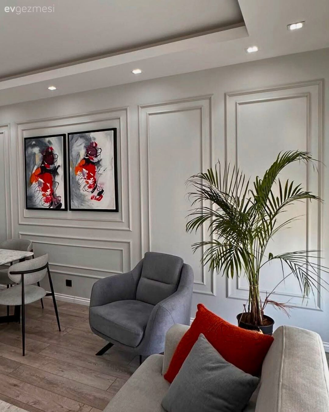 Duvar çıtalama, Gri duvar, Spot aydınlatma, Aydınlatma, Tablo, Duvar dekorasyonu, Gri koltuk, Berjer, Ev bitkisi