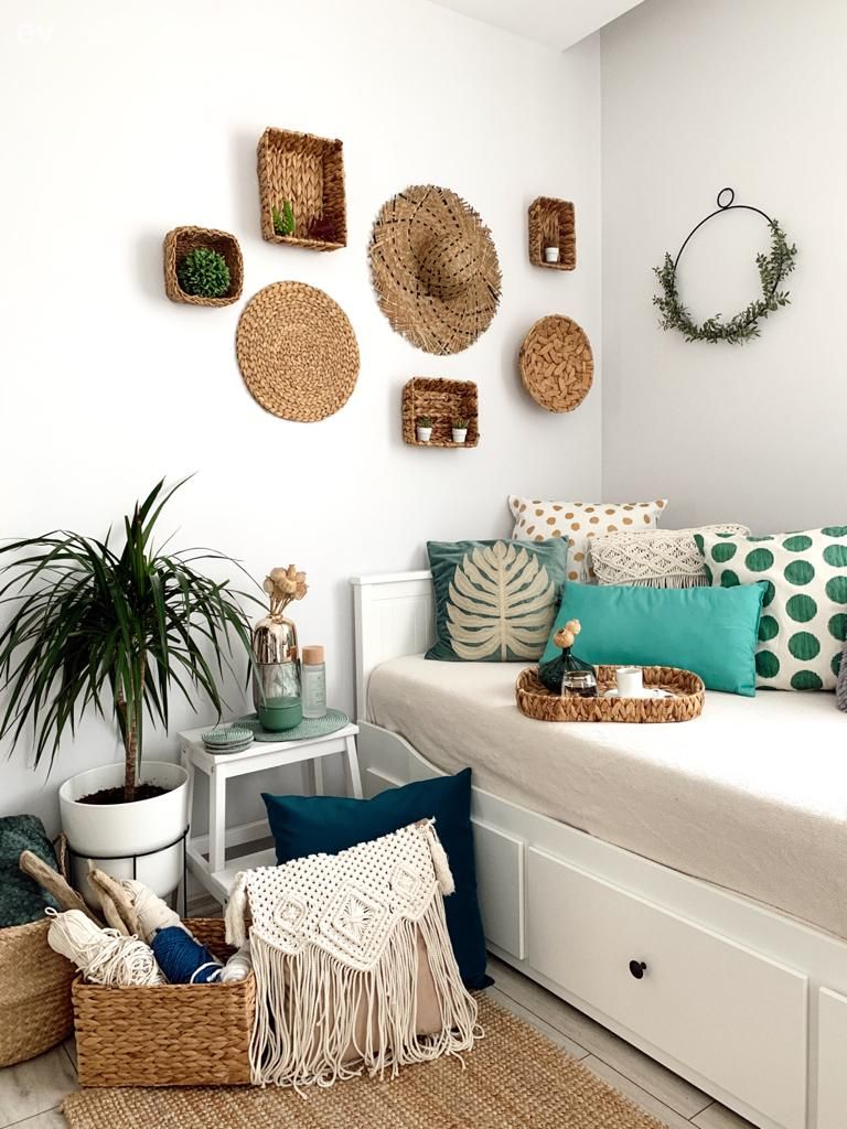 Çalışma odası, Beyaz, Mavi, Bohem Dekorasyon, Sedir, Ev bitkisi, Jüt halı, Halı, Yan sehpa, Sehpa, Duvar dekorasyonu, Hasır