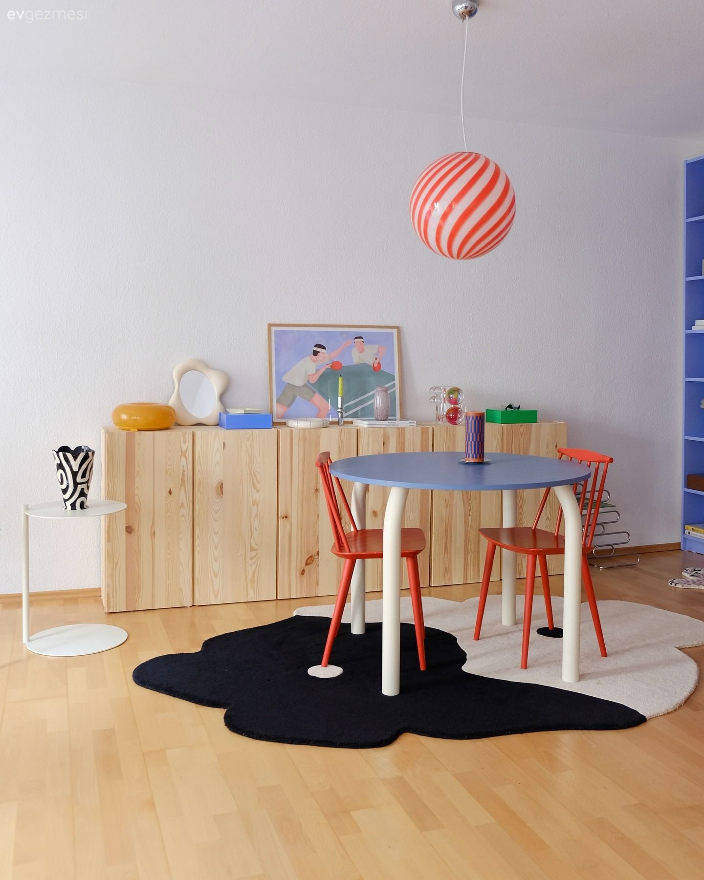 Monoton Renk Paletlerine Meydan Okuyan Neşeli Bir Dekor