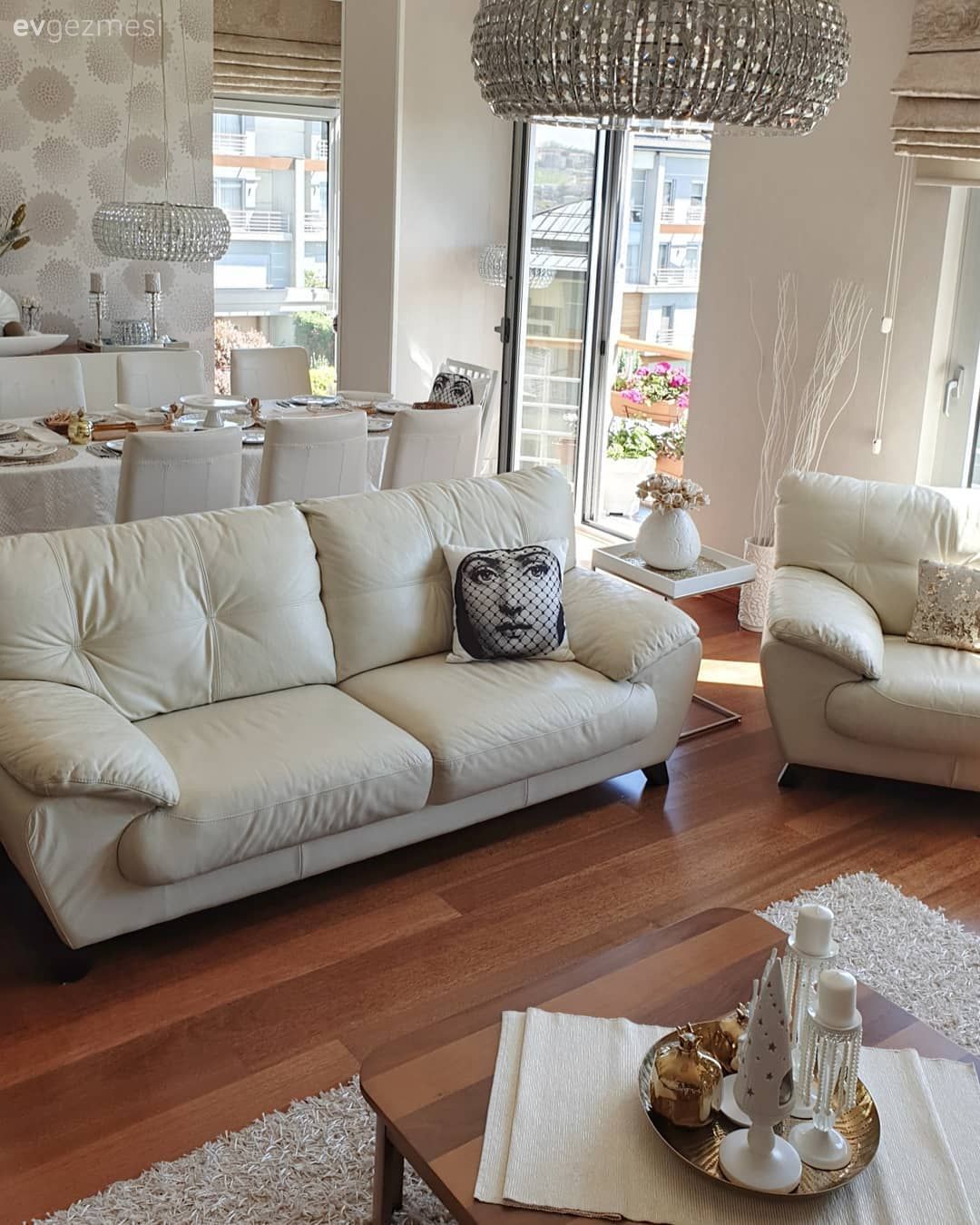 Salon, Beyaz, Kahverengi, Koltuk takımı, Ev Aksesuar, Avize, Aydınlatma, Salon avizesi, Orta sehpa, Sehpa, Ahşap Mobilya, Şamdan, Sehpa üstü aksesuarı, Vazo, Mumluk, Halı, Salon halısı, Çiçekler, Shaggy halı, Kırlent, Ev tekstili, Peluş, Perde, Katlamalı perde, Yan sehpa, Duvar kağıdı, Duvar dekorasyonu, Yemek masası, Sandalye