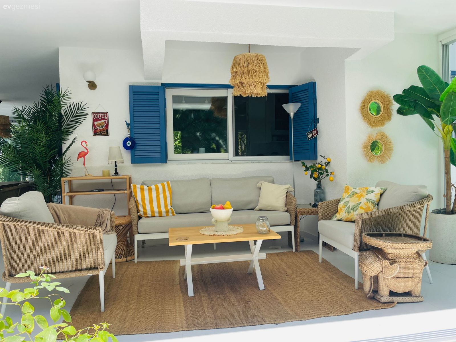 İçi 80 M2 Olan Bu Dikili Yazlığının Bahçesi Ayrı Bir Ev Kadar!