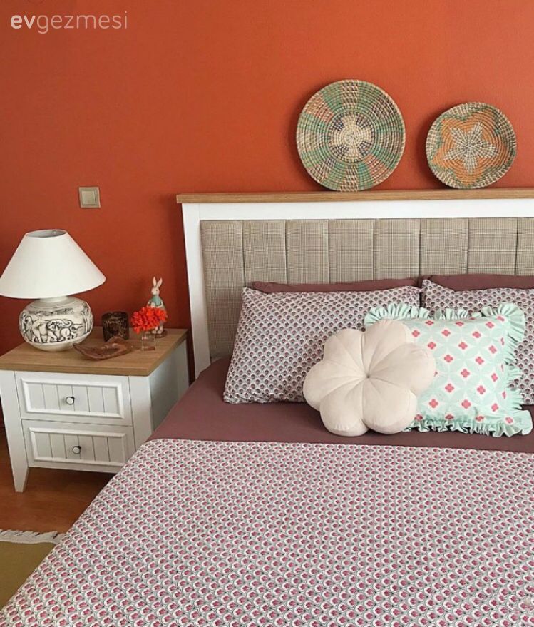 Yatak Odası, Bohem Dekorasyon, Turuncu duvar rengi, Hasır, Komodin, Abajur, Aydınlatma