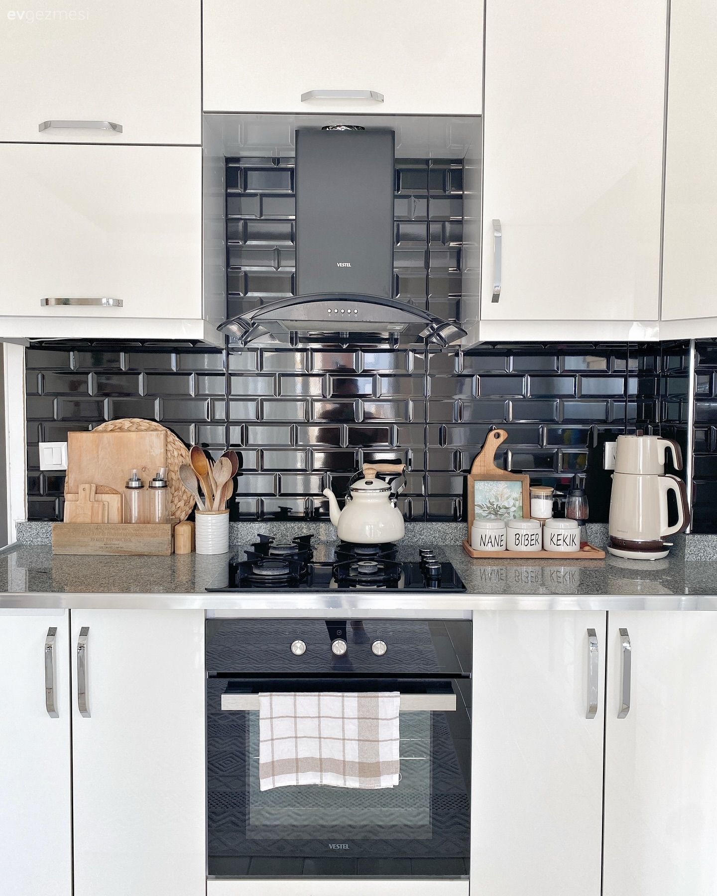 Mutfak, Mutfak tezgahı, Beyaz, Mutfak aksesuarları, Beyaz mutfak, Siyah, Metro seramik, Seramik, Davlumbaz, Ankastre