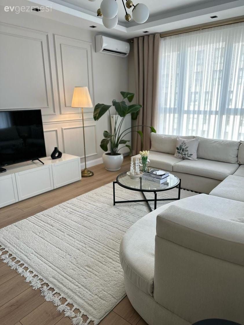 Salon, İskandinav, Modern, Fon perde, Perde, Tül perde, Duvar çıtalama, Tv ünitesi, Tv ünitesi aksesuarları, Ev Aksesuar, Köşe koltuk, Koltuk takımı, Saksı, Ev bitkisi, Cam orta sehpa, Orta sehpa, Halı, Salon halısı, Kırlent, Ev tekstili