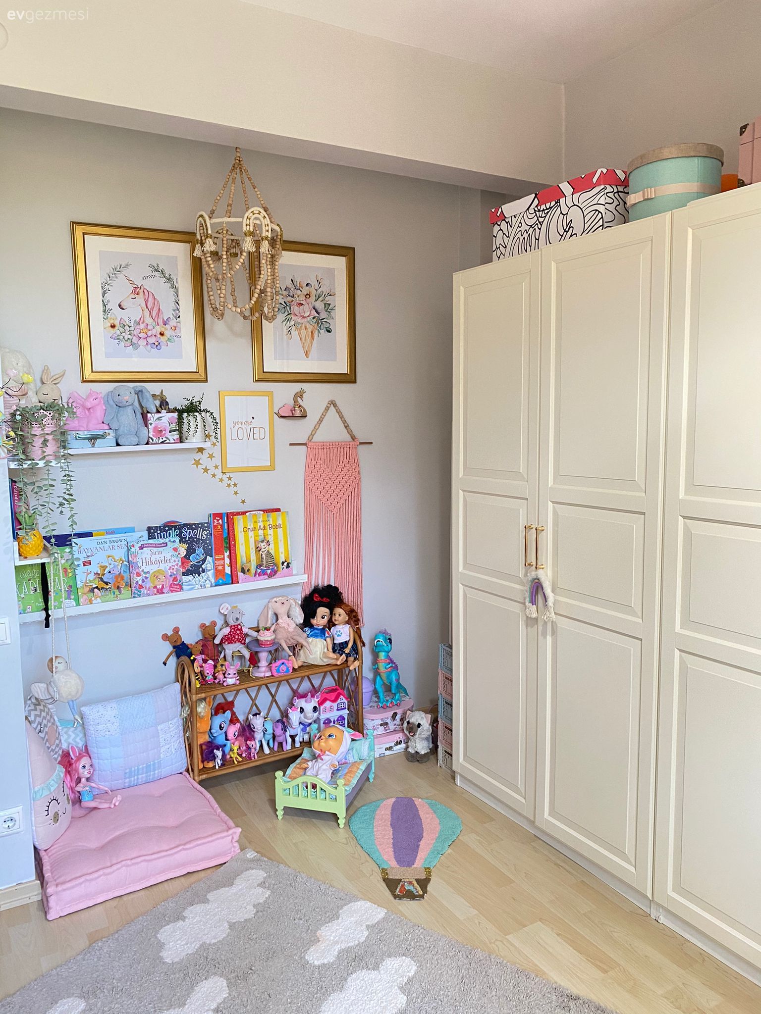Çocuk Odası, Beyaz, Gri, Pembe, Dolap, Çocuk odası duvar dekorasyonu, Çocuk odası halısı
