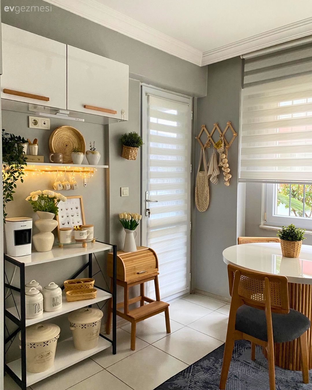 Mutfak, Beyaz, Ahşap Mobilya, Mutfak masası, Mutfak sandalyesi, Mutfak perdesi, Kahve köşesi, Mutfak aksesuarları, Mutfak zemin seramikleri, Gri duvar