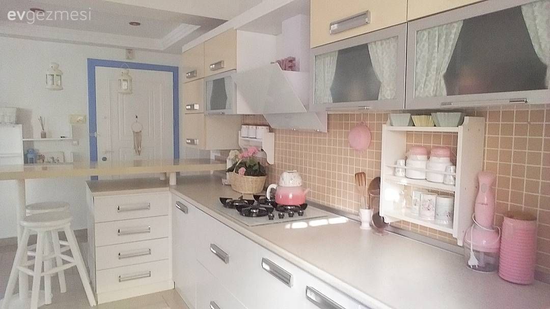 Mutfak, Amerikan Mutfak, Country mutfak, Beyaz, Krem, Mutfak tezgahı, Mutfak tezgah arası, Ev bitkisi, Çiçeklik, Çiçekler, Tabure, Davlumbaz