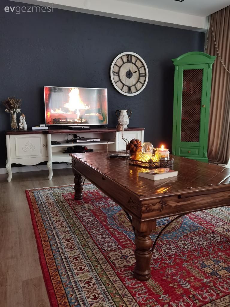 Yeşil, Masif ahşap, El dokuma halı, Halı, Gri duvar, Kitaplık, Kırmızı