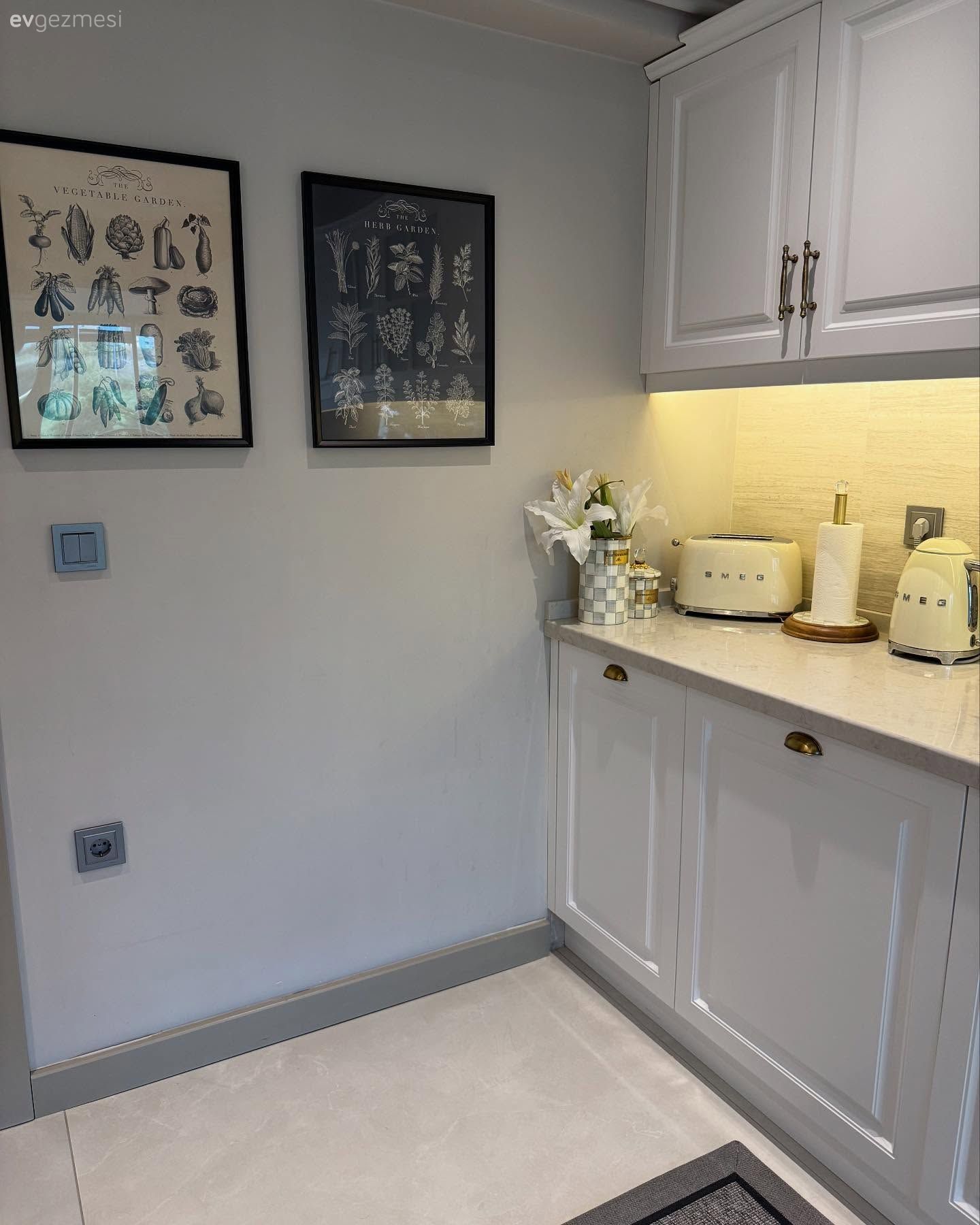 Cam Kapaklı Kahve Köşesi Bu Mutfağa Cazibe Katmış