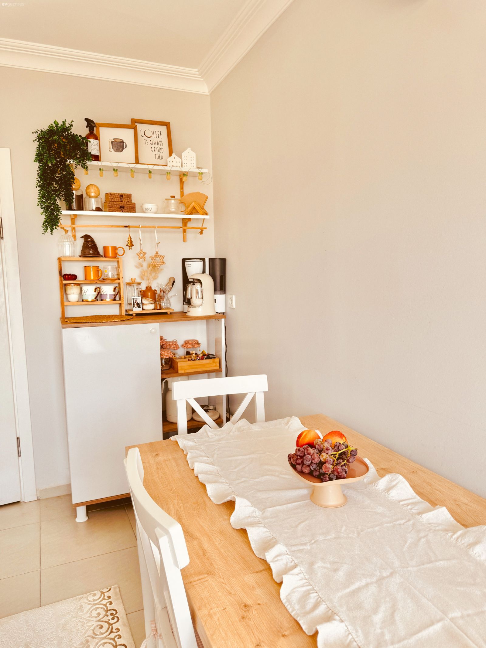 Mutfak, İskandinav, Ahşap Mobilya, Beyaz, Kahve köşesi, Duvar rafı, Duvar dekorasyonu, Sandalye, Mutfak masası