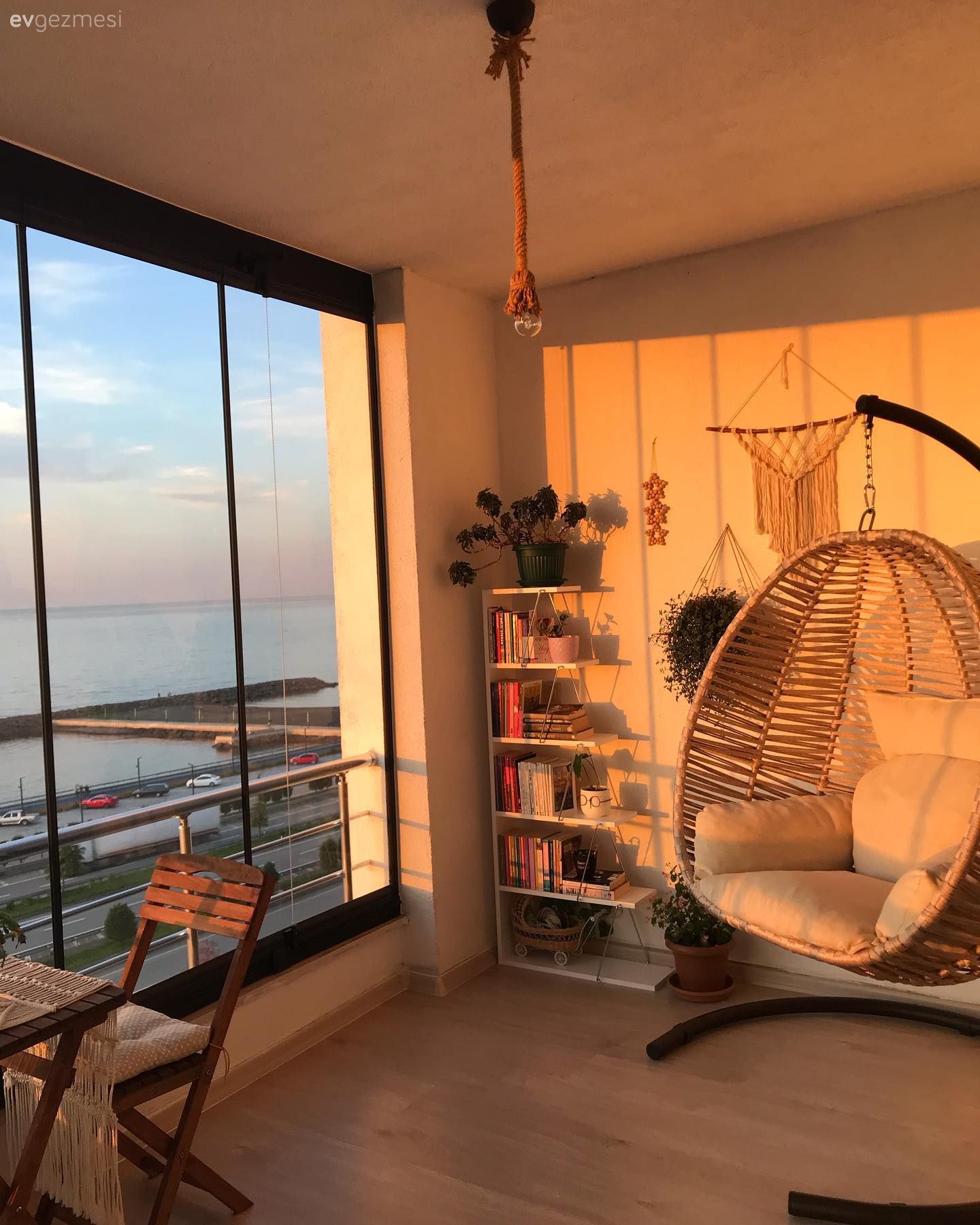 Denize Bakan Bu Trabzon Balkonunda Keyif Yapmalık Ayrı Köşeler Var!
