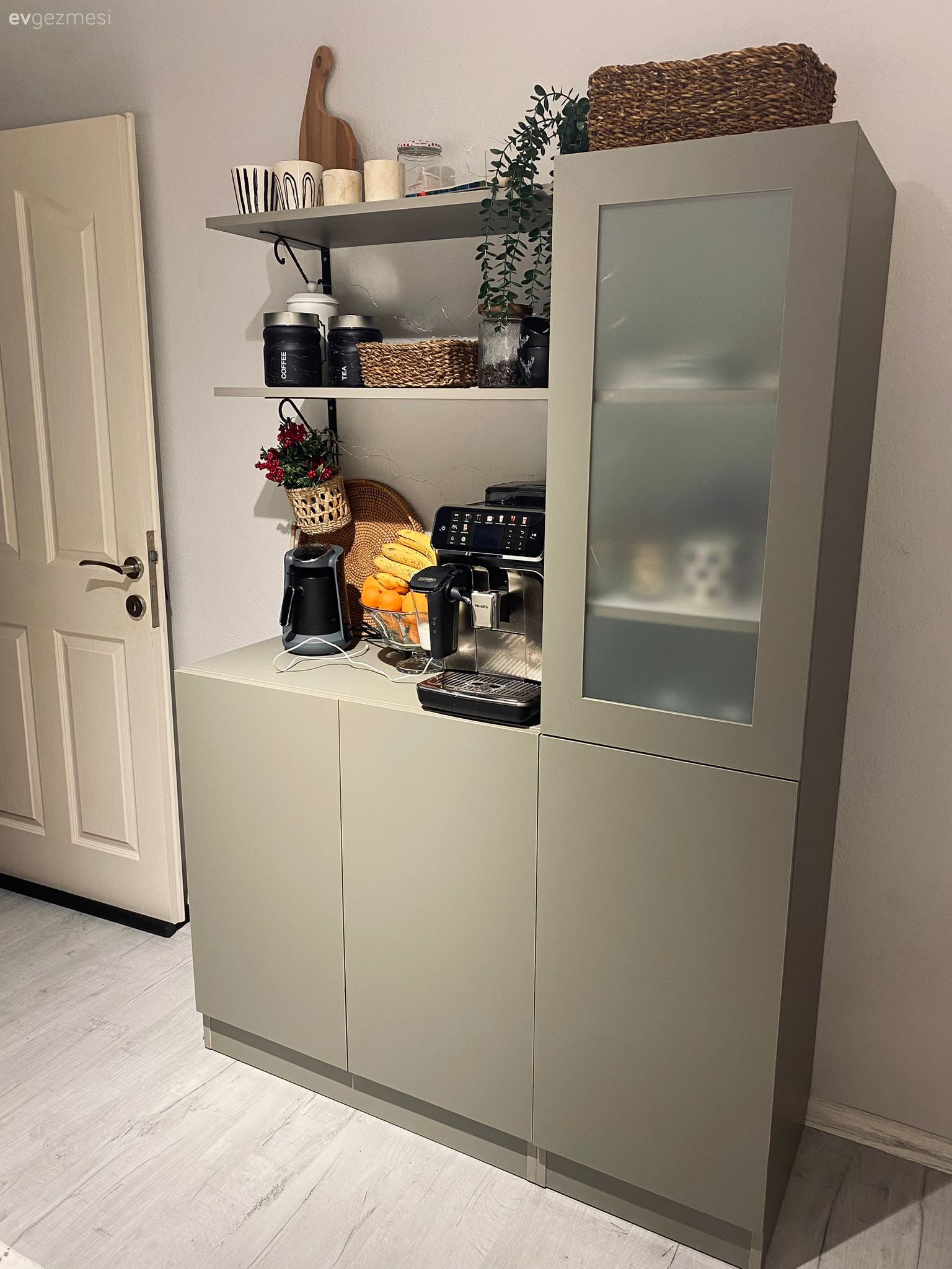 Kahve köşesi, Gri, Beyaz, Kulpsuz mutfak dolabı