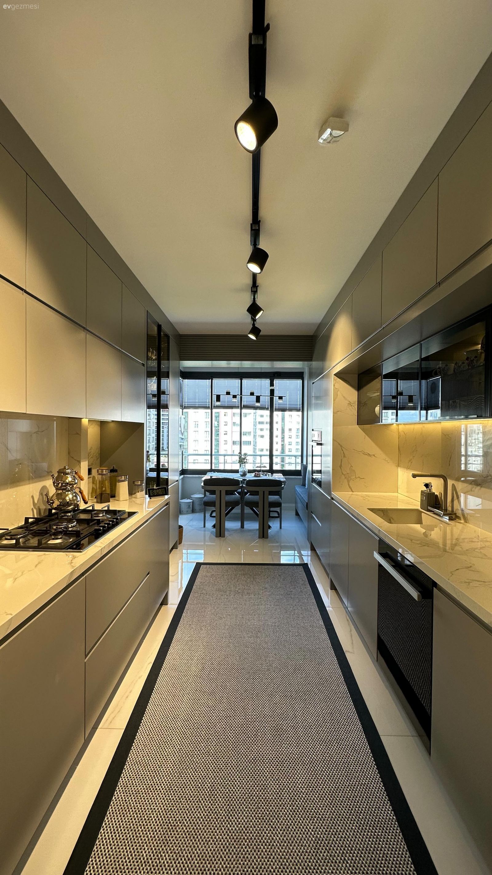 Balkonu İçeri Alınan Bu Mutfakta Tezgah Arasında Dahi Gizli Dolaplar Var!