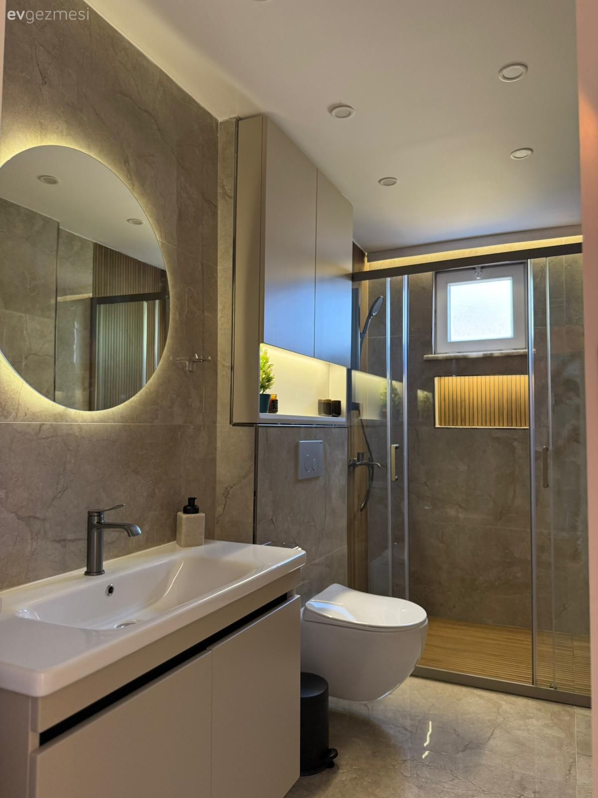 Banyo, Modern, Bej, Beyaz, Banyo dolabı, Banyo aksesuarları, Banyo aynası, Duşakabin, Banyo seramikleri, Led aydınlatma, Aydınlatma