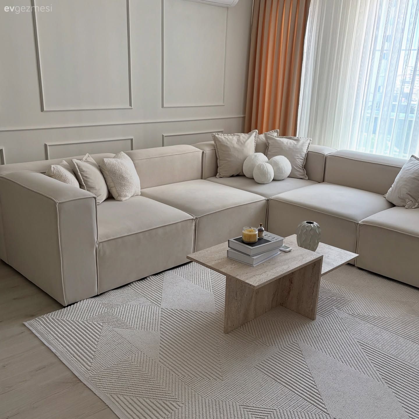 Salon, İskandinav, Beyaz, Krem, Bej, Köşe koltuk, Koltuk takımı, Duvar çıtalama, Halı, Salon halısı, Fon perde, Perde, Tül perde, Kırlent, Ev tekstili, Orta sehpa, Sehpa
