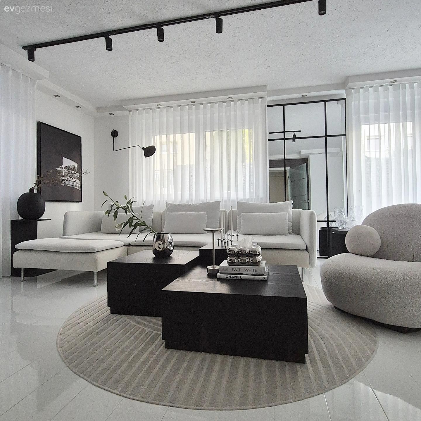 Salon, Modern, Beyaz, Siyah, Köşe koltuk, Koltuk takımı, Berjer, Orta sehpa, Sehpa, Tül perde, Perde, Spot aydınlatma, Aydınlatma, Tablo, Duvar dekorasyonu, Duvar ayna kaplama, Ayna, Vazo, Ev Aksesuar, Dekoratif Objeler