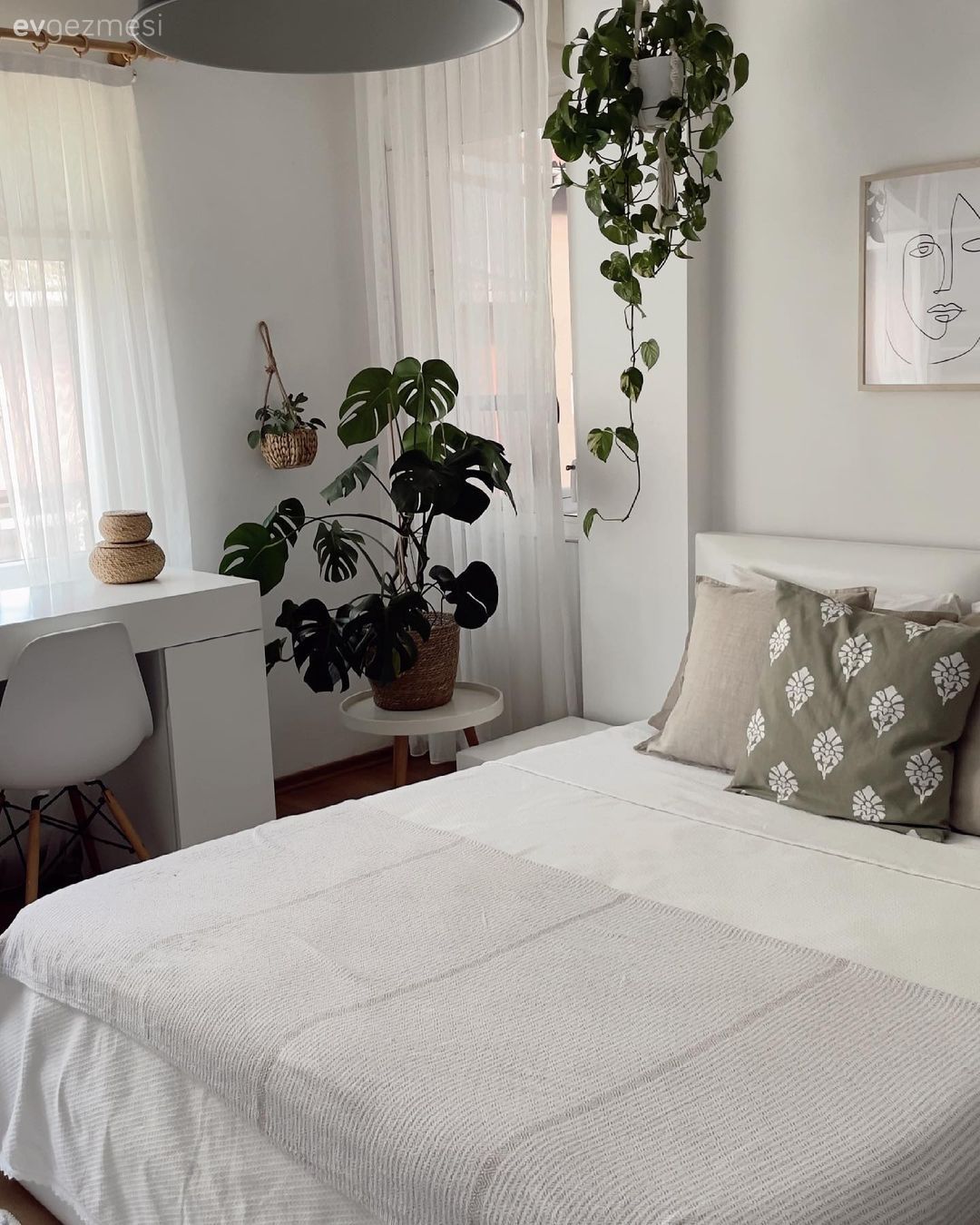 Yatak Odası, Beyaz, İskandinav, Krem, Bej, Yuvarlak ayna, Dekoratif ayna, Ev bitkisi, Yan sehpa, Sehpa, Kırlent, Ev tekstili, Parke, Tül perde, Perde, Avize, Aydınlatma, Sandalye, Desenler