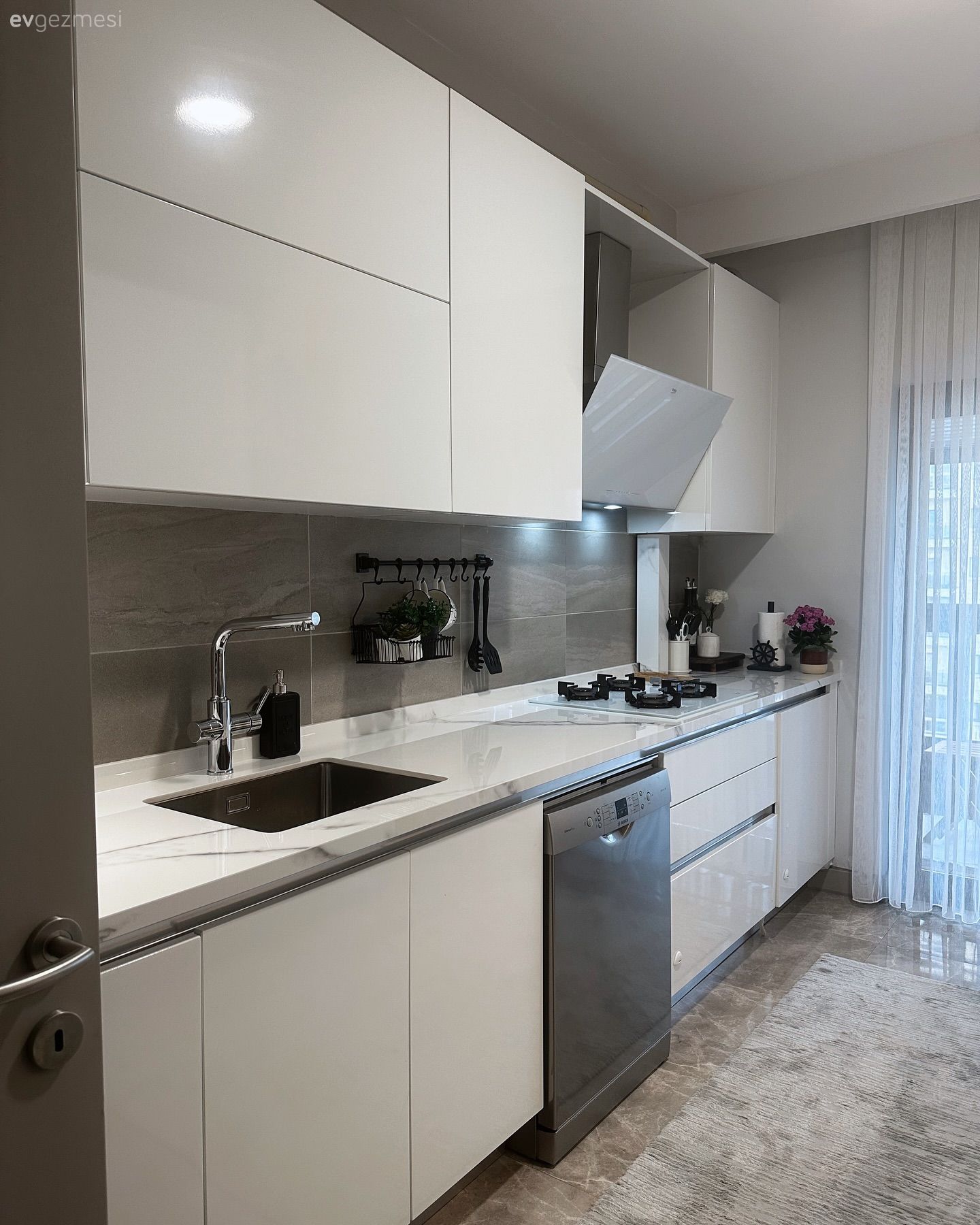 Bu Modern Mutfakta Masa ve Kahve Köşesi Bir Arada