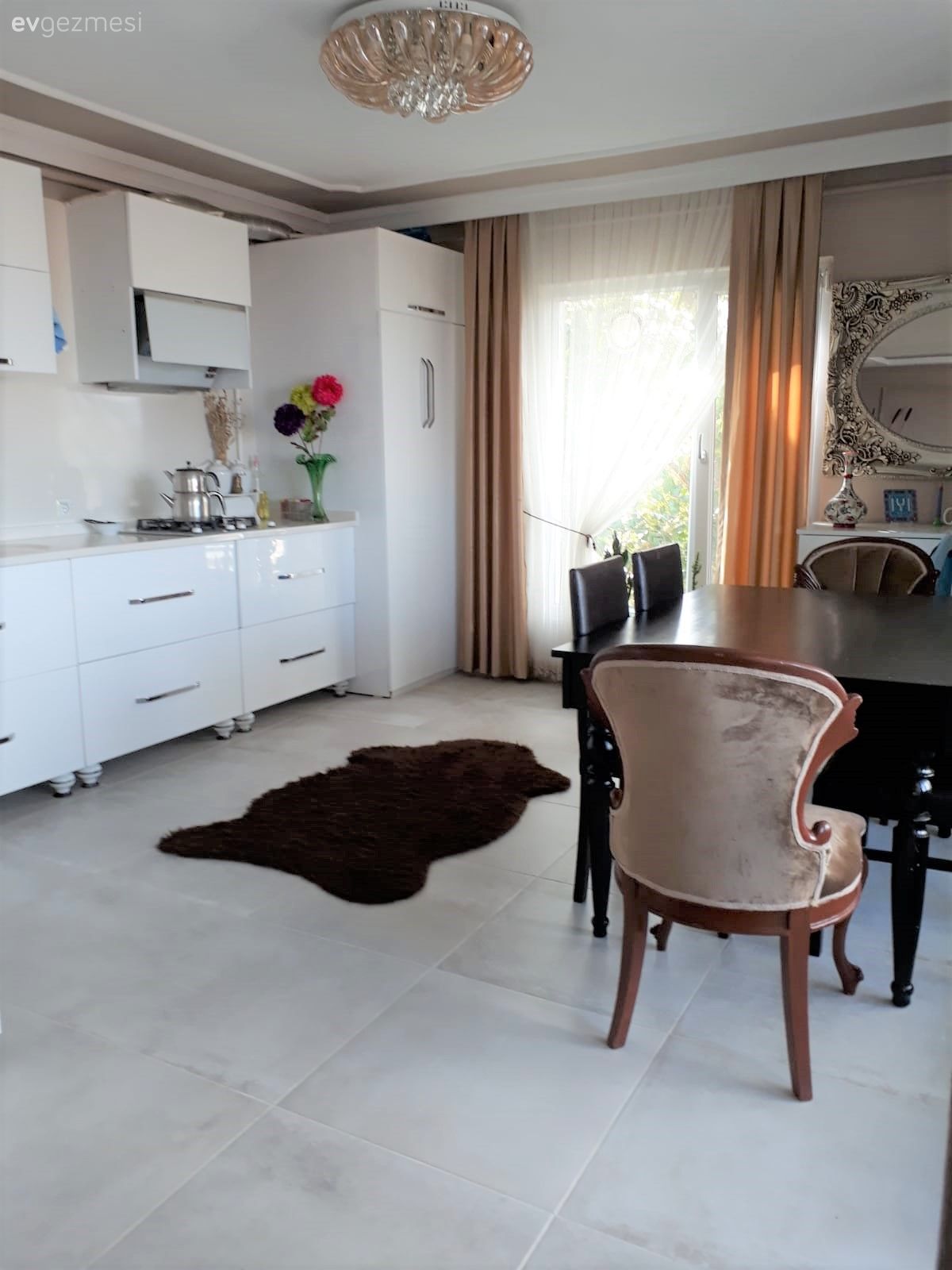 Mutfak, Beyaz, Siyah, Mutfak tezgahı, Mutfak tezgah arası, Mutfak masası, Sandalye, Mutfak perdesi, Tül perde, Perde, Post halı, Halı, Mutfak Avize Modelleri, Vazo, Ev Aksesuar, Yapay çiçekler